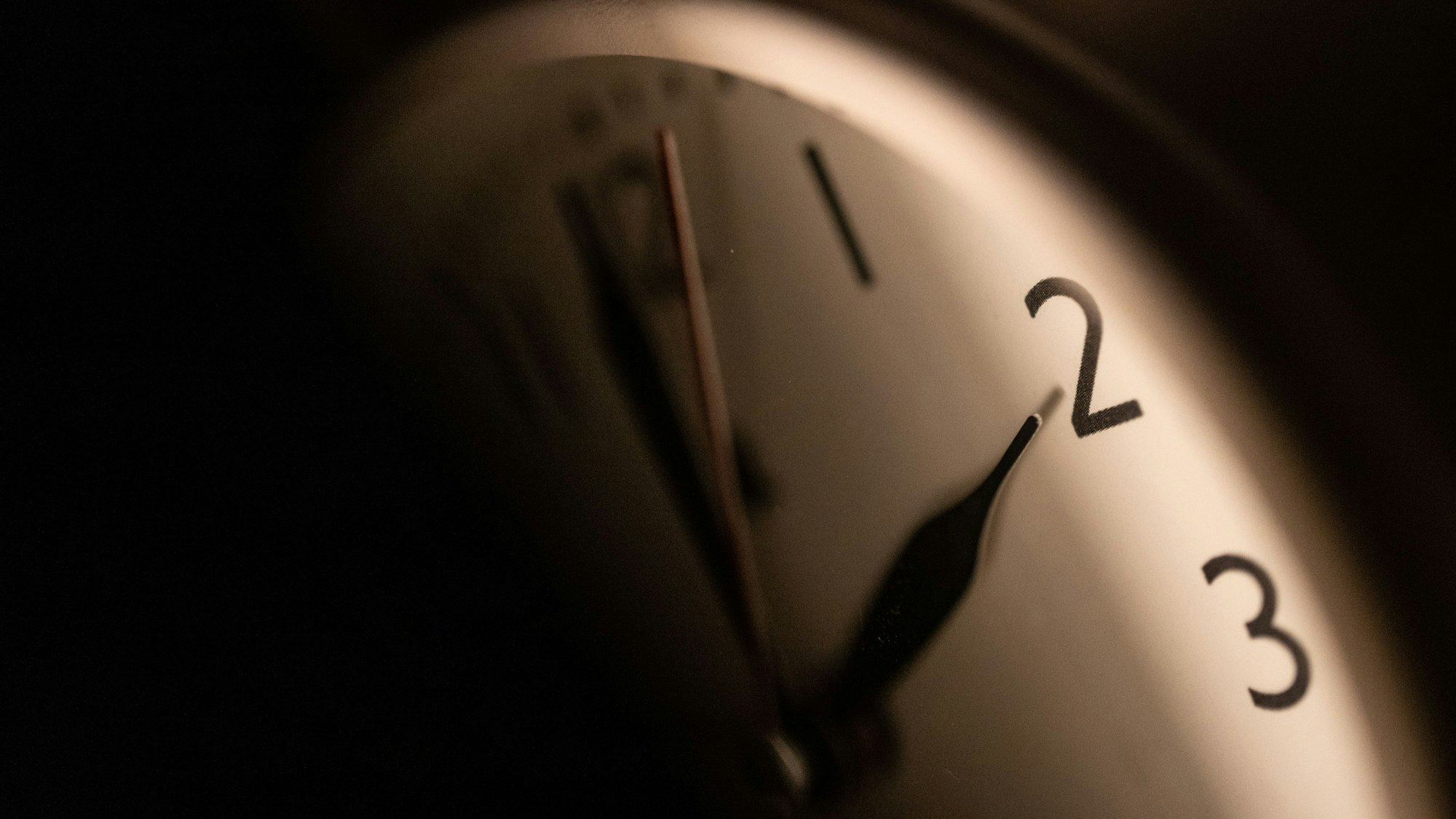 19.10.2023, Baden-Württemberg, Stuttgart: Ein Wecker zeigt zwei Uhr an.