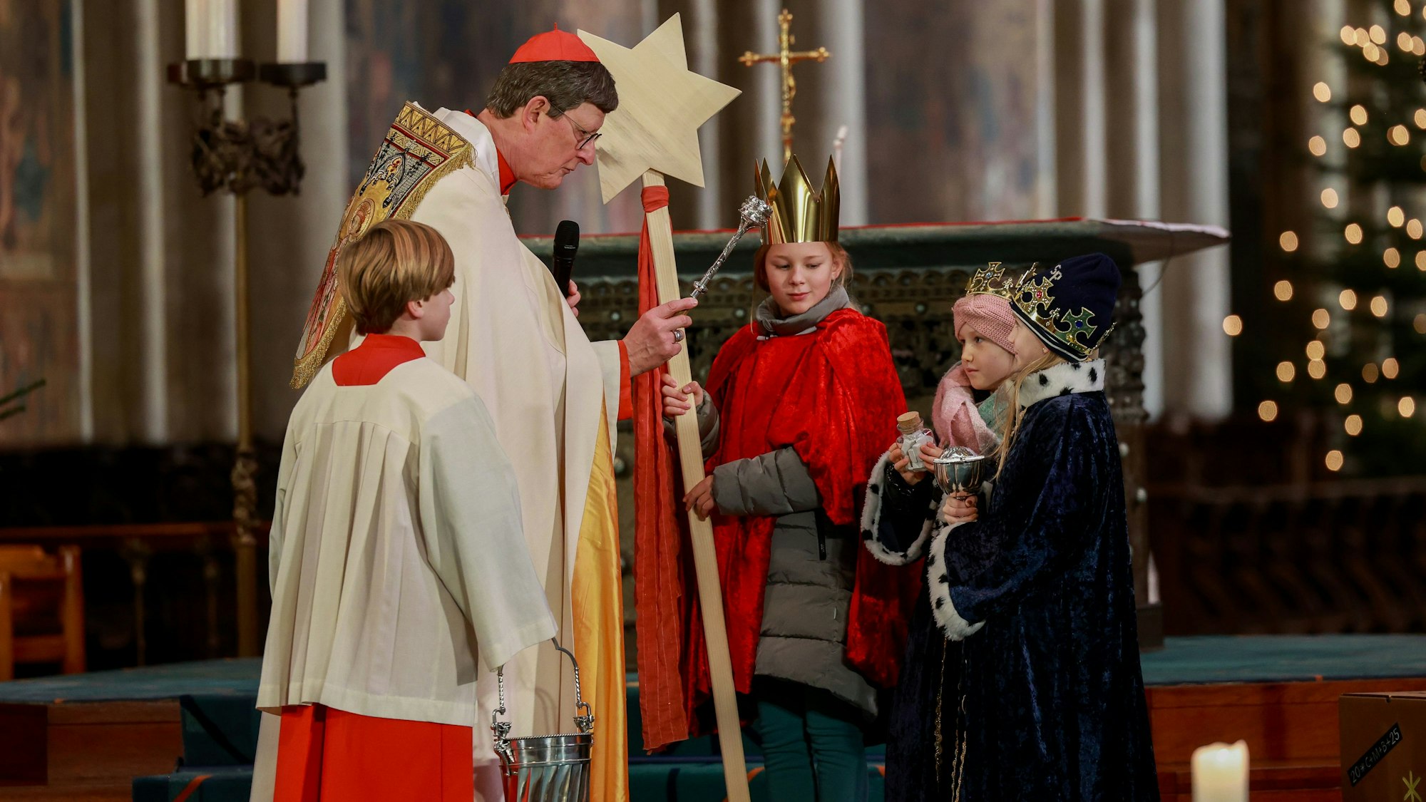 Kardinal Rainer Maria Woelki segnet die verkleideten Sternsinger-Kinder.