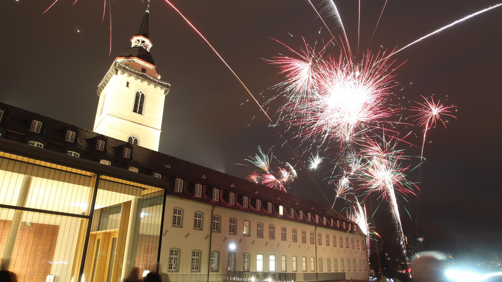 Silvester in Siegburg: Besonders an der Abtei Michaelsberg wirkt das Feuerwerk.