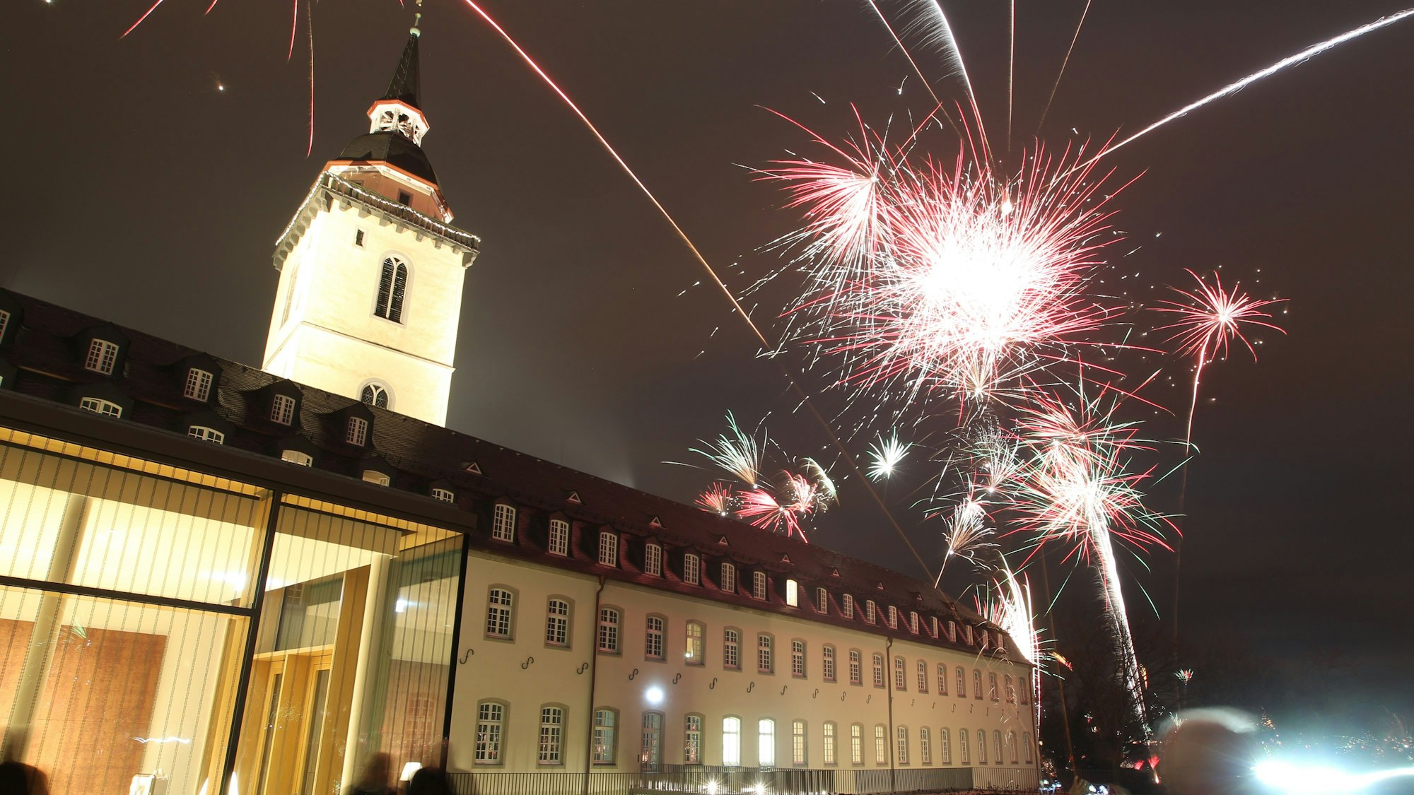Silvester in Siegburg: Besonders an der Abtei Michaelsberg wirkt das Feuerwerk.