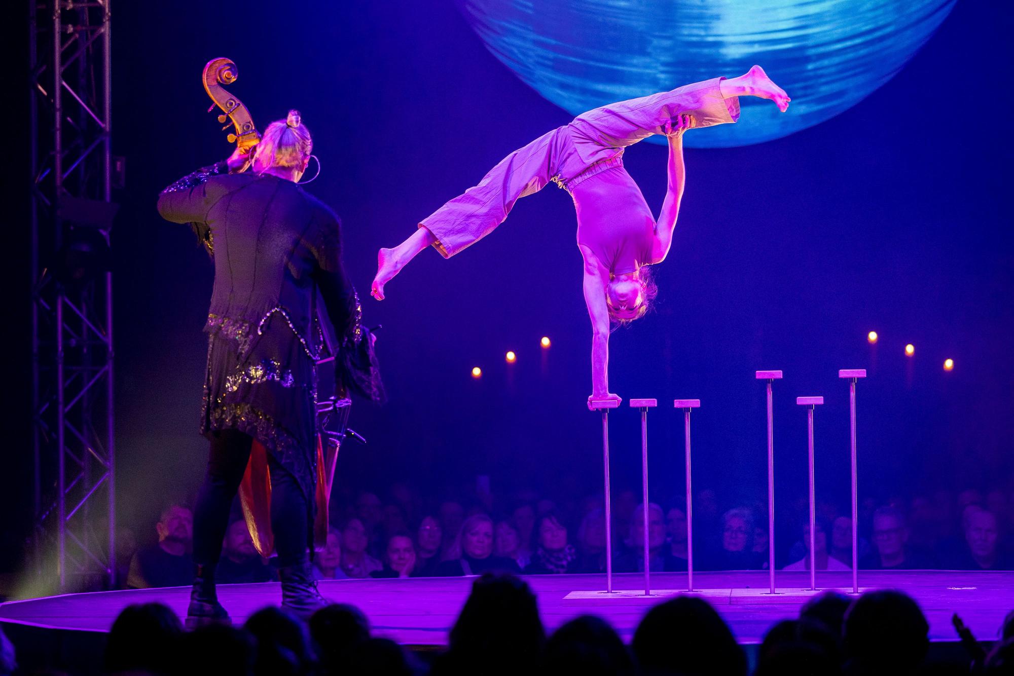 Johanna Gorzellik macht einen einhändigen Handstand