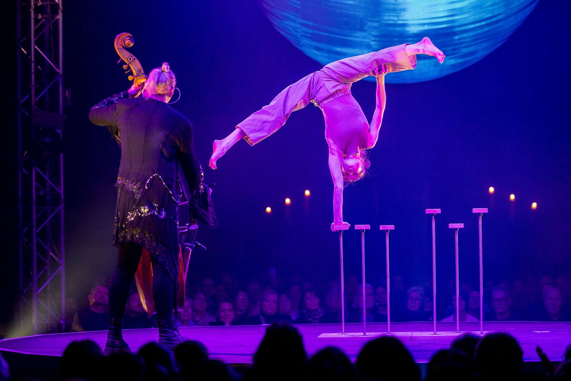Johanna Gorzellik macht einen einhändigen Handstand
