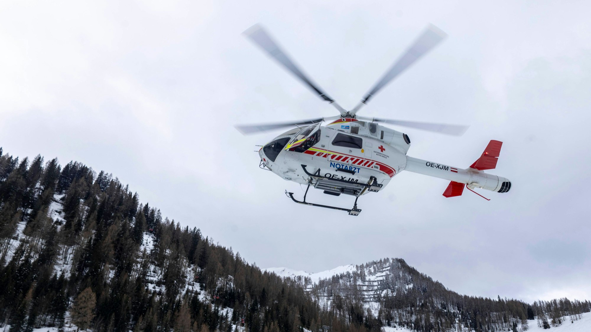 Ein Notarzthubschrauber in der österreichischen Alpen im Einsatz.