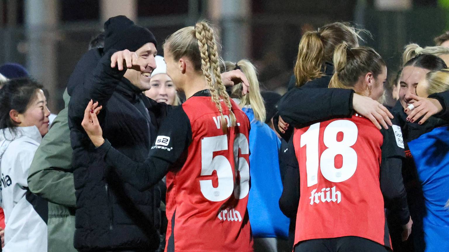 Leverkusen, Deutschland 06. Dezember 2024: 1. BL - Frauen - 2024 / 2025 - Bayer 04 Leverkusen vs. VfL Wolfsburg Im Bild: v.li. Cheftrainer Roberto Pätzold / Paetzold Bayer Leverkusen umarmt Juliette Vidal Bayer Leverkusen nach dem Sieg gegen Wolfsburg. /// DFB regulations prohibit any use of photographs as image sequences and/or quasi-video /// Ulrich-Haberland-Stadion Nordrhein Westfalen *** Leverkusen, Germany 06 December 2024 1 BL Women 2024 2025 Bayer 04 Leverkusen vs VfL Wolfsburg In the picture from left head coach Roberto Pätzold Paetzold Bayer Leverkusen hugs Juliette Vidal Bayer Leverkusen after the win against Wolfsburg DFB regulations prohibit any use of photographs as image sequences and or quasi video Ulrich Haberland Stadion Nordrhein Westfalen Copyright: xFotostandx/xFantinix