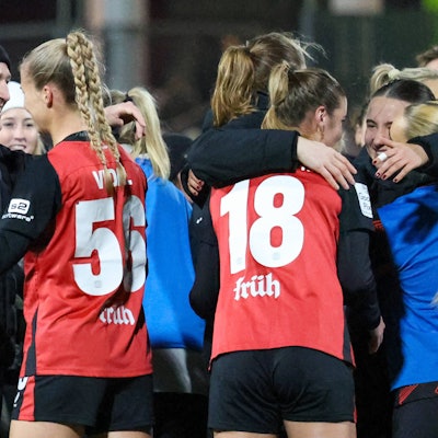 Leverkusen, Deutschland 06. Dezember 2024: 1. BL - Frauen - 2024 / 2025 - Bayer 04 Leverkusen vs. VfL Wolfsburg Im Bild: v.li. Cheftrainer Roberto Pätzold / Paetzold Bayer Leverkusen umarmt Juliette Vidal Bayer Leverkusen nach dem Sieg gegen Wolfsburg. /// DFB regulations prohibit any use of photographs as image sequences and/or quasi-video /// Ulrich-Haberland-Stadion Nordrhein Westfalen *** Leverkusen, Germany 06 December 2024 1 BL Women 2024 2025 Bayer 04 Leverkusen vs VfL Wolfsburg In the picture from left head coach Roberto Pätzold Paetzold Bayer Leverkusen hugs Juliette Vidal Bayer Leverkusen after the win against Wolfsburg DFB regulations prohibit any use of photographs as image sequences and or quasi video Ulrich Haberland Stadion Nordrhein Westfalen Copyright: xFotostandx/xFantinix