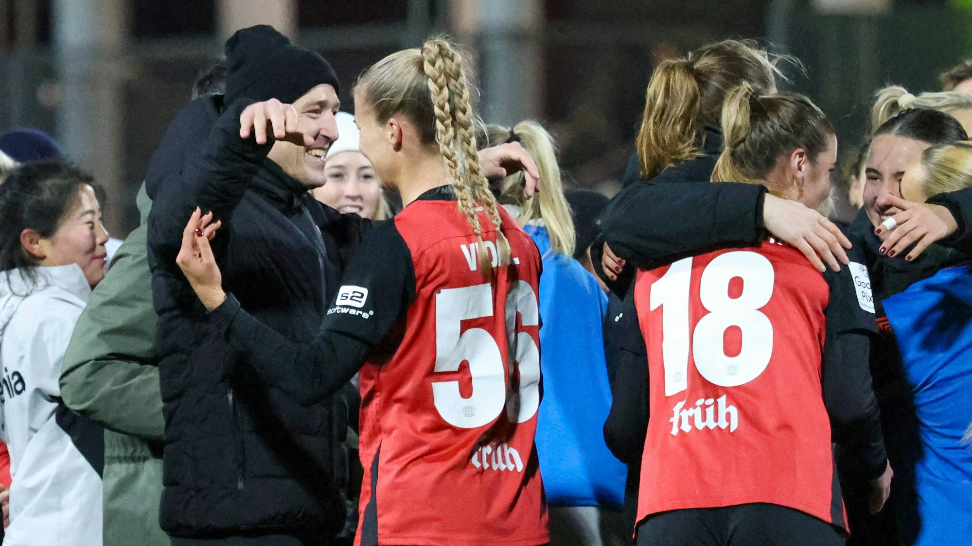 Leverkusen, Deutschland 06. Dezember 2024: 1. BL - Frauen - 2024 / 2025 - Bayer 04 Leverkusen vs. VfL Wolfsburg Im Bild: v.li. Cheftrainer Roberto Pätzold / Paetzold Bayer Leverkusen umarmt Juliette Vidal Bayer Leverkusen nach dem Sieg gegen Wolfsburg. /// DFB regulations prohibit any use of photographs as image sequences and/or quasi-video /// Ulrich-Haberland-Stadion Nordrhein Westfalen *** Leverkusen, Germany 06 December 2024 1 BL Women 2024 2025 Bayer 04 Leverkusen vs VfL Wolfsburg In the picture from left head coach Roberto Pätzold Paetzold Bayer Leverkusen hugs Juliette Vidal Bayer Leverkusen after the win against Wolfsburg DFB regulations prohibit any use of photographs as image sequences and or quasi video Ulrich Haberland Stadion Nordrhein Westfalen Copyright: xFotostandx/xFantinix