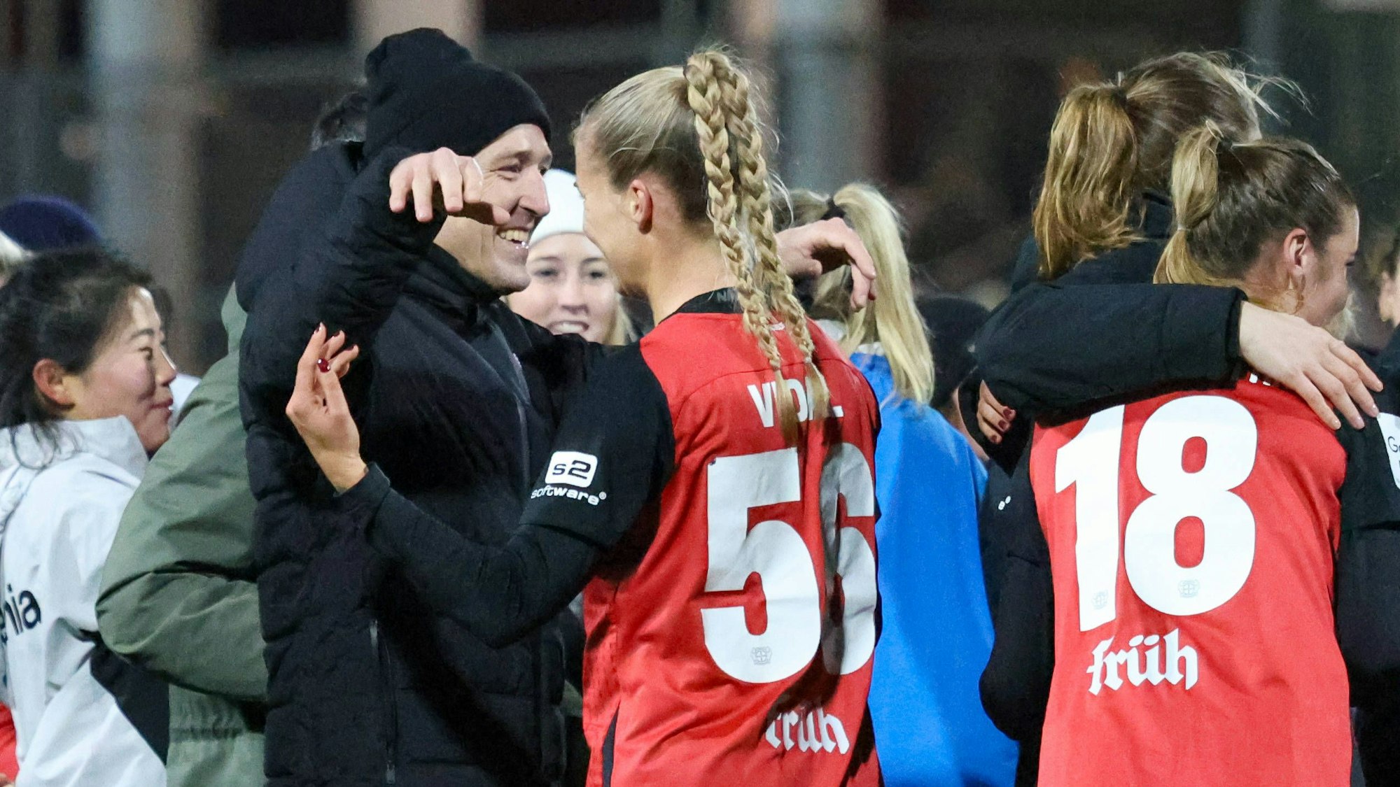Leverkusen, Deutschland 06. Dezember 2024: 1. BL - Frauen - 2024 / 2025 - Bayer 04 Leverkusen vs. VfL Wolfsburg Im Bild: v.li. Cheftrainer Roberto Pätzold / Paetzold Bayer Leverkusen umarmt Juliette Vidal Bayer Leverkusen nach dem Sieg gegen Wolfsburg. /// DFB regulations prohibit any use of photographs as image sequences and/or quasi-video /// Ulrich-Haberland-Stadion Nordrhein Westfalen *** Leverkusen, Germany 06 December 2024 1 BL Women 2024 2025 Bayer 04 Leverkusen vs VfL Wolfsburg In the picture from left head coach Roberto Pätzold Paetzold Bayer Leverkusen hugs Juliette Vidal Bayer Leverkusen after the win against Wolfsburg DFB regulations prohibit any use of photographs as image sequences and or quasi video Ulrich Haberland Stadion Nordrhein Westfalen Copyright: xFotostandx/xFantinix