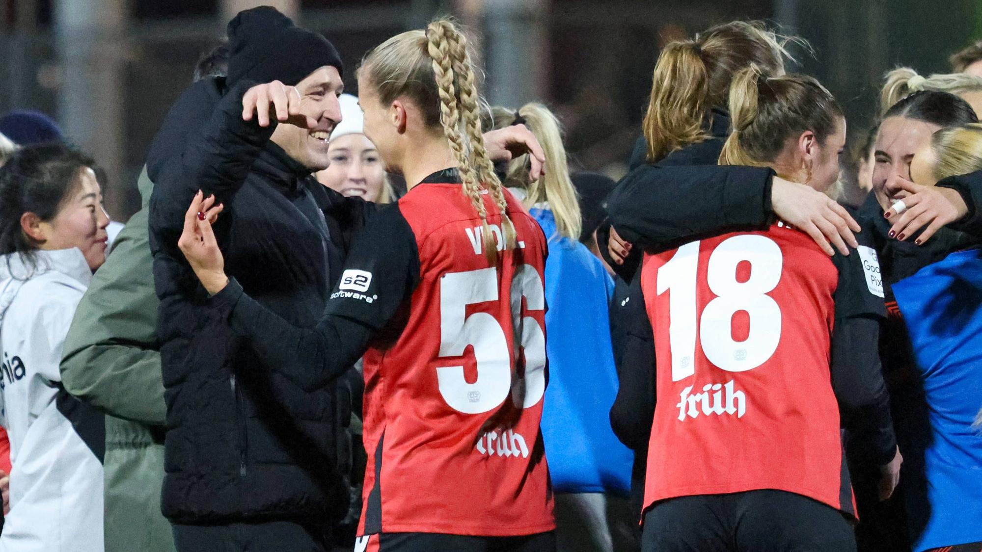 Leverkusen, Deutschland 06. Dezember 2024: 1. BL - Frauen - 2024 / 2025 - Bayer 04 Leverkusen vs. VfL Wolfsburg Im Bild: v.li. Cheftrainer Roberto Pätzold / Paetzold Bayer Leverkusen umarmt Juliette Vidal Bayer Leverkusen nach dem Sieg gegen Wolfsburg. /// DFB regulations prohibit any use of photographs as image sequences and/or quasi-video /// Ulrich-Haberland-Stadion Nordrhein Westfalen *** Leverkusen, Germany 06 December 2024 1 BL Women 2024 2025 Bayer 04 Leverkusen vs VfL Wolfsburg In the picture from left head coach Roberto Pätzold Paetzold Bayer Leverkusen hugs Juliette Vidal Bayer Leverkusen after the win against Wolfsburg DFB regulations prohibit any use of photographs as image sequences and or quasi video Ulrich Haberland Stadion Nordrhein Westfalen Copyright: xFotostandx/xFantinix