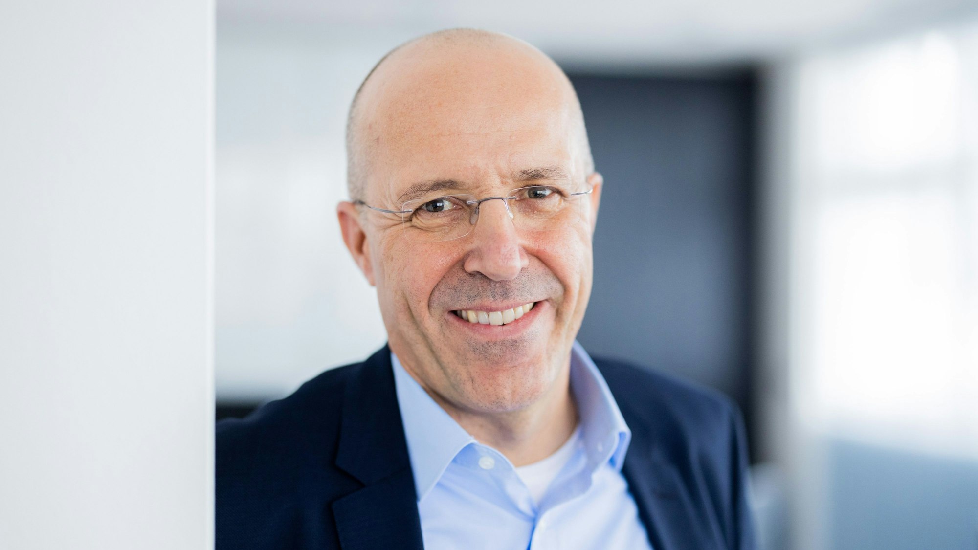 Jan Kunath, stellvertretender Vorstandsvorsitzender und zuständig für Handel International und IT/Rewe Systems, aufgenommen in seinem Büro