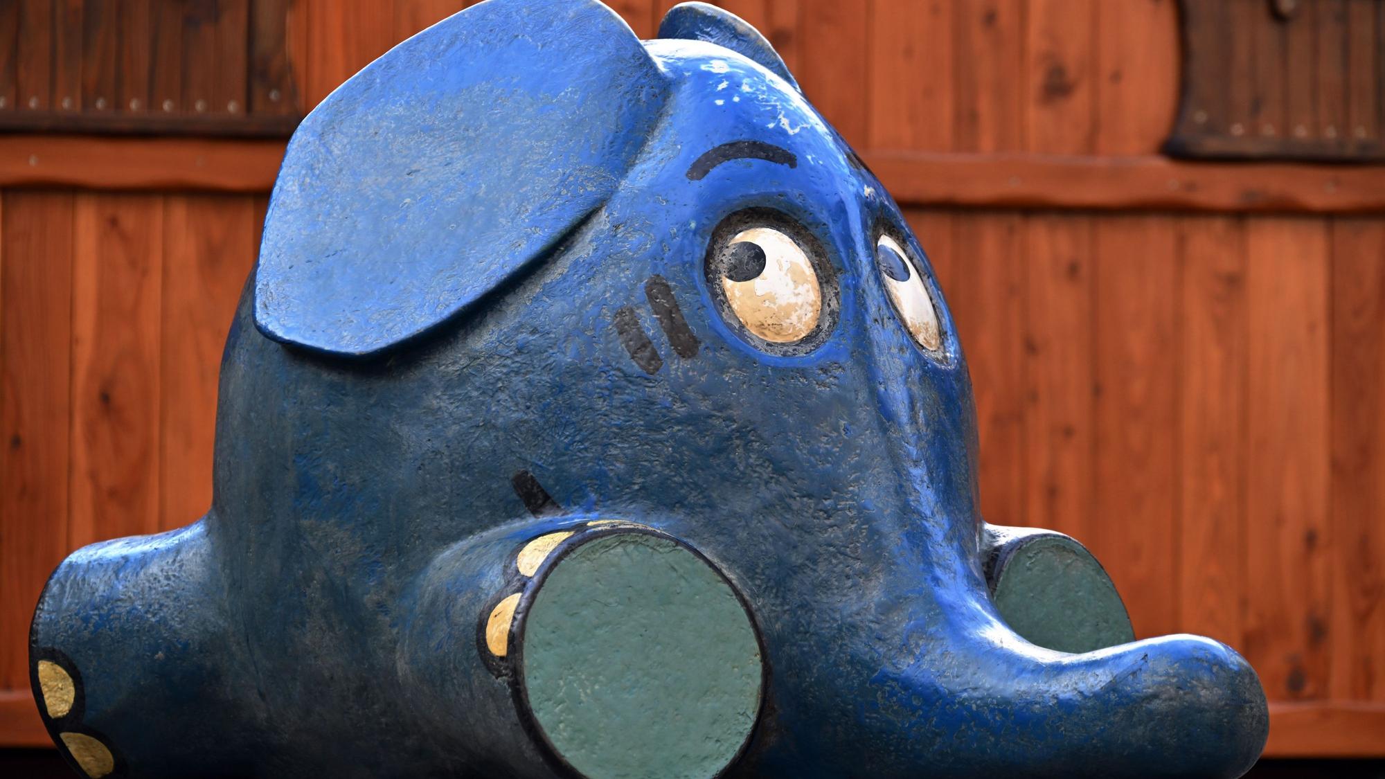 18.12.2024, Thüringen, Erfurt: Die Skulptur "Kleiner Elefant" aus der "Sendung mit der Maus" steht auf dem Erfurter Anger. Am 5. Januar 2025 feiert der Elefant seinen 50. Geburtstag.