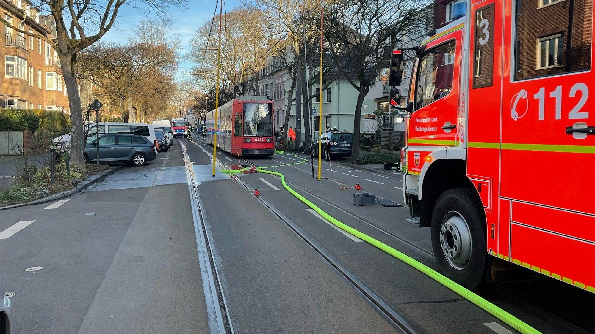 Die Bonner Feuerwehr am Einsatzort in der Hausdorffstraße.
