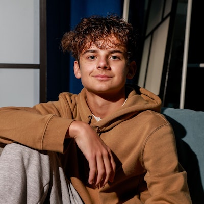 Asterios Rose posiert und lächelt in die Kamera.