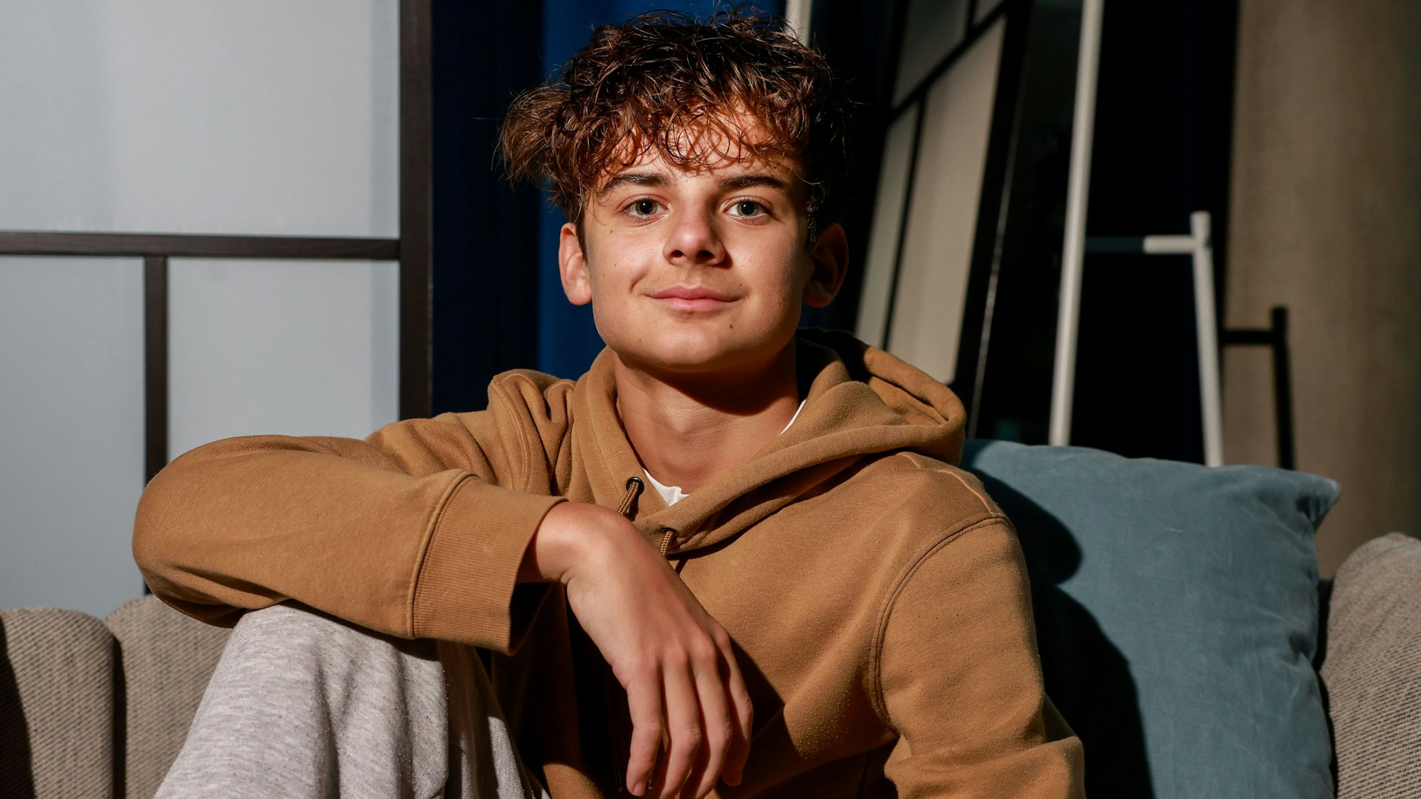 Asterios Rose posiert und lächelt in die Kamera.