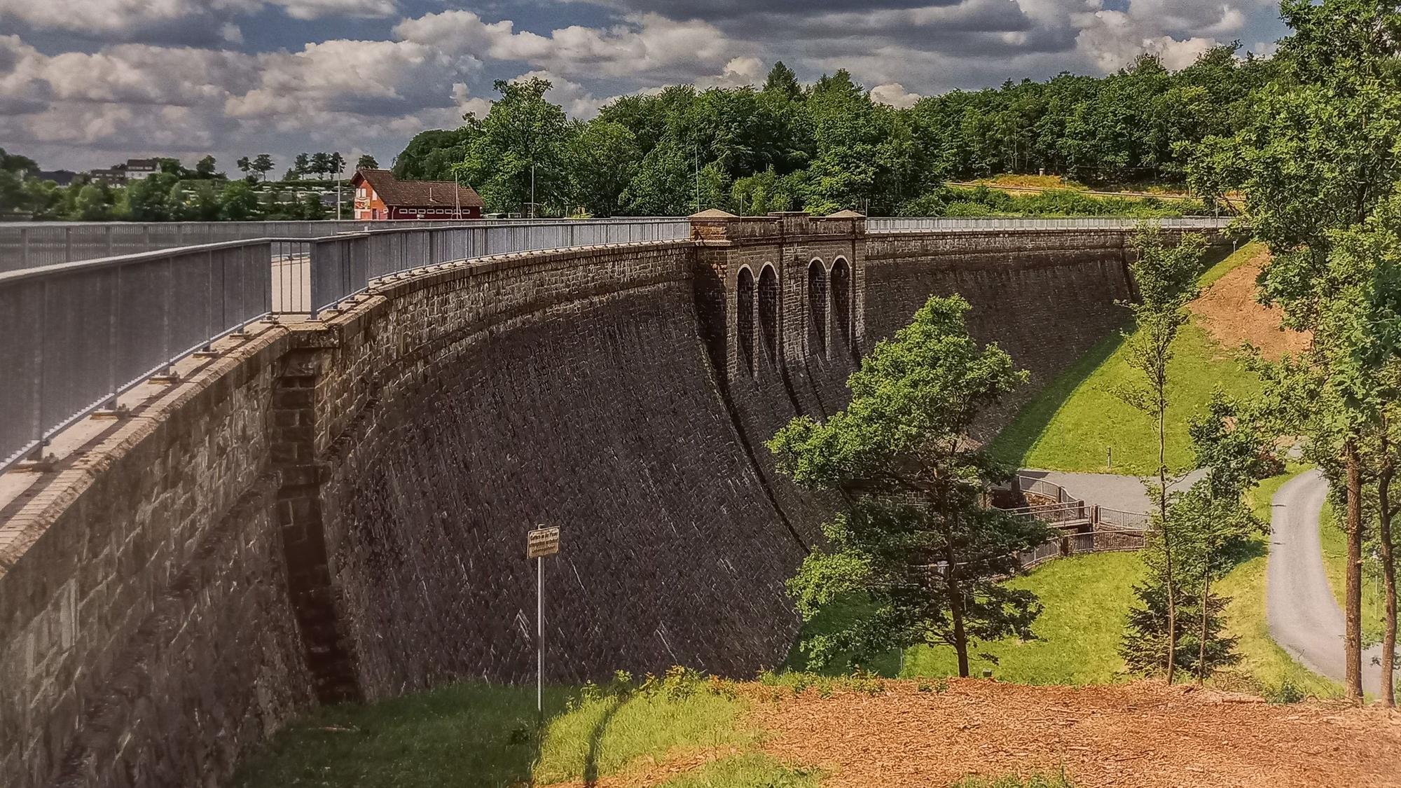 Blick auf die Sperrmauer einer Talsperre
