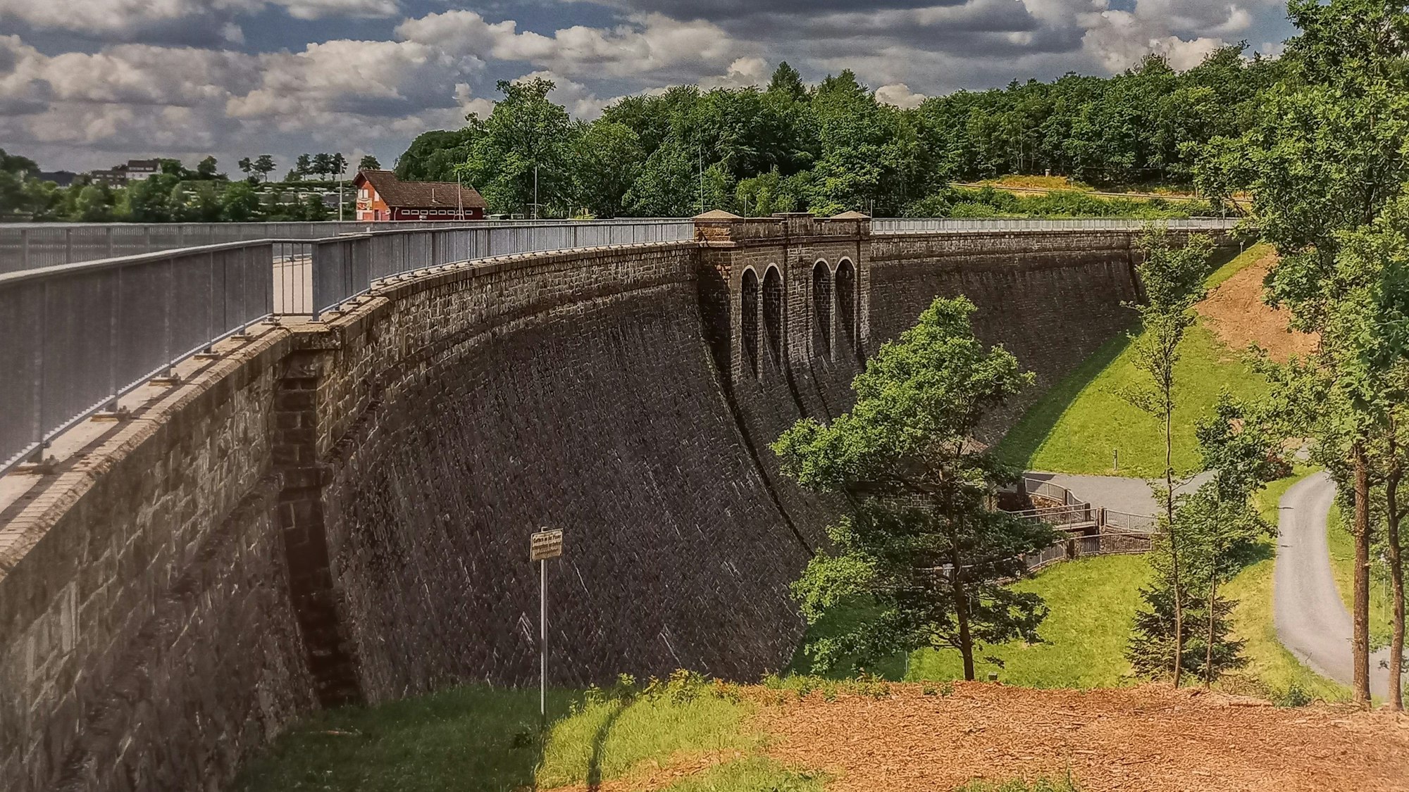 Blick auf die Sperrmauer einer Talsperre