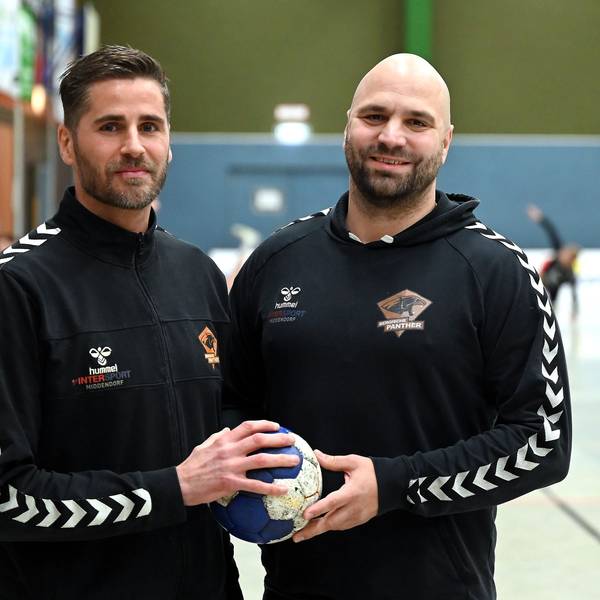 01.11.2024, Handball-Bergische Panther-TuS Opladen
links: TR: Alexander Oelze (Panther)
rechts: TR: Jens-Peter Reinarz (Panther)
Foto: Uli Herhaus