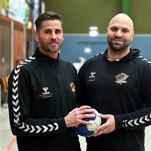 01.11.2024, Handball-Bergische Panther-TuS Opladen
links: TR: Alexander Oelze (Panther)
rechts: TR: Jens-Peter Reinarz (Panther)
Foto: Uli Herhaus