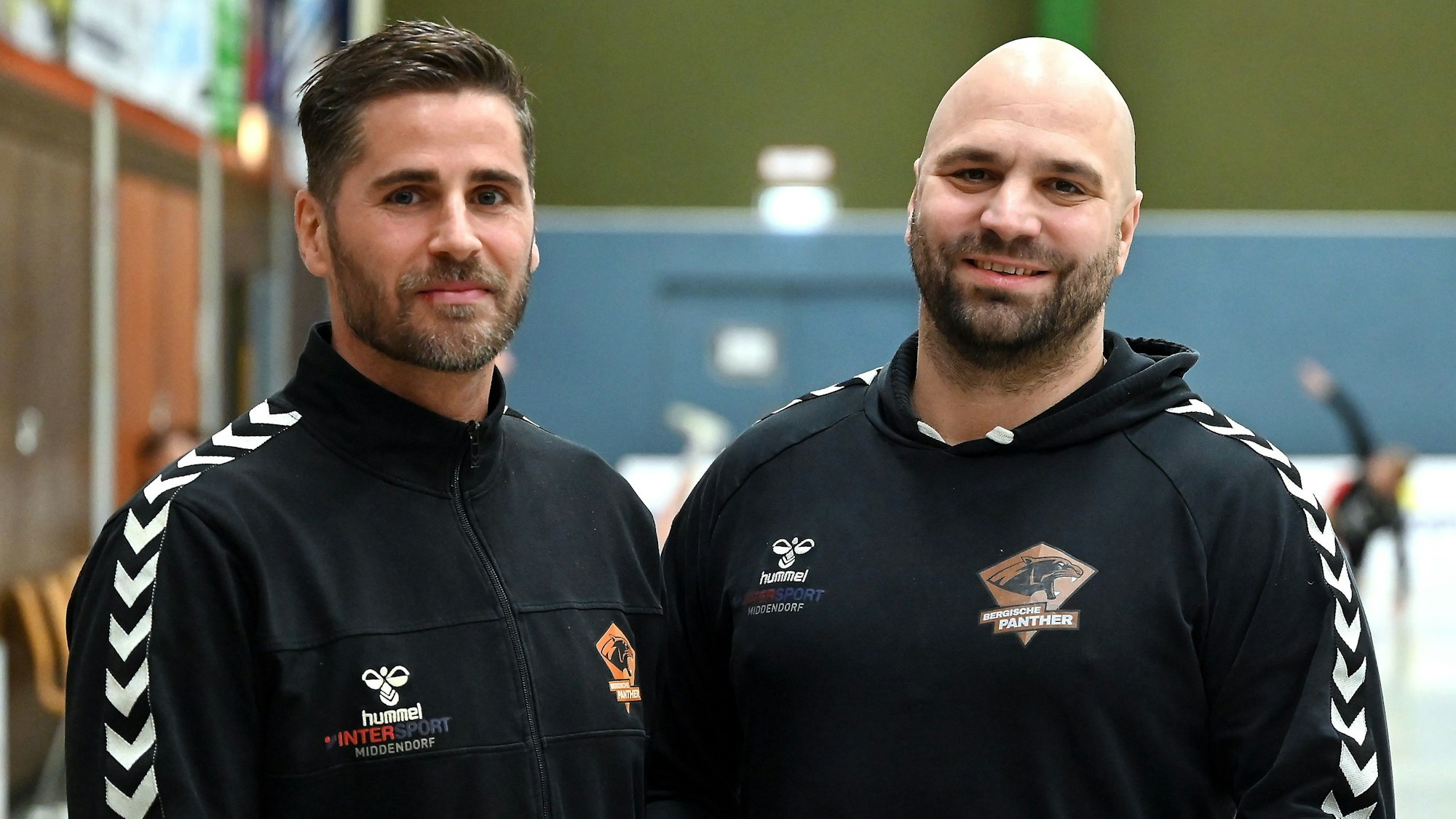 01.11.2024, Handball-Bergische Panther-TuS Opladen
links: TR: Alexander Oelze (Panther)
rechts: TR: Jens-Peter Reinarz (Panther)
Foto: Uli Herhaus