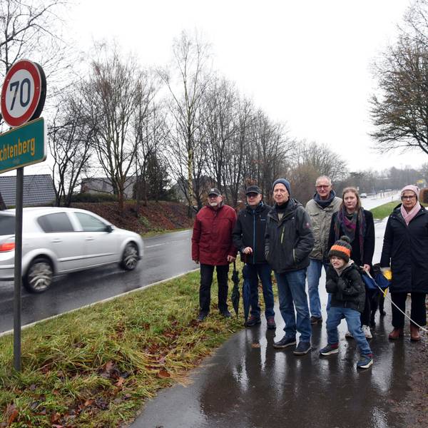 Auf weiten Teilen der Landesstraße 324 in Morsbach-Lichtenberg soll Tempo 70 gelten, damit der Verkehr auf der stark befahrenen Straße weniger Lärm macht. Das fordern Johannes Schlechtingen (3. von links) und seine Mitstreiter jetzt in einer Petition für ihren Wohnort. Unser Foto zeigt die Gruppe am Straßenrand