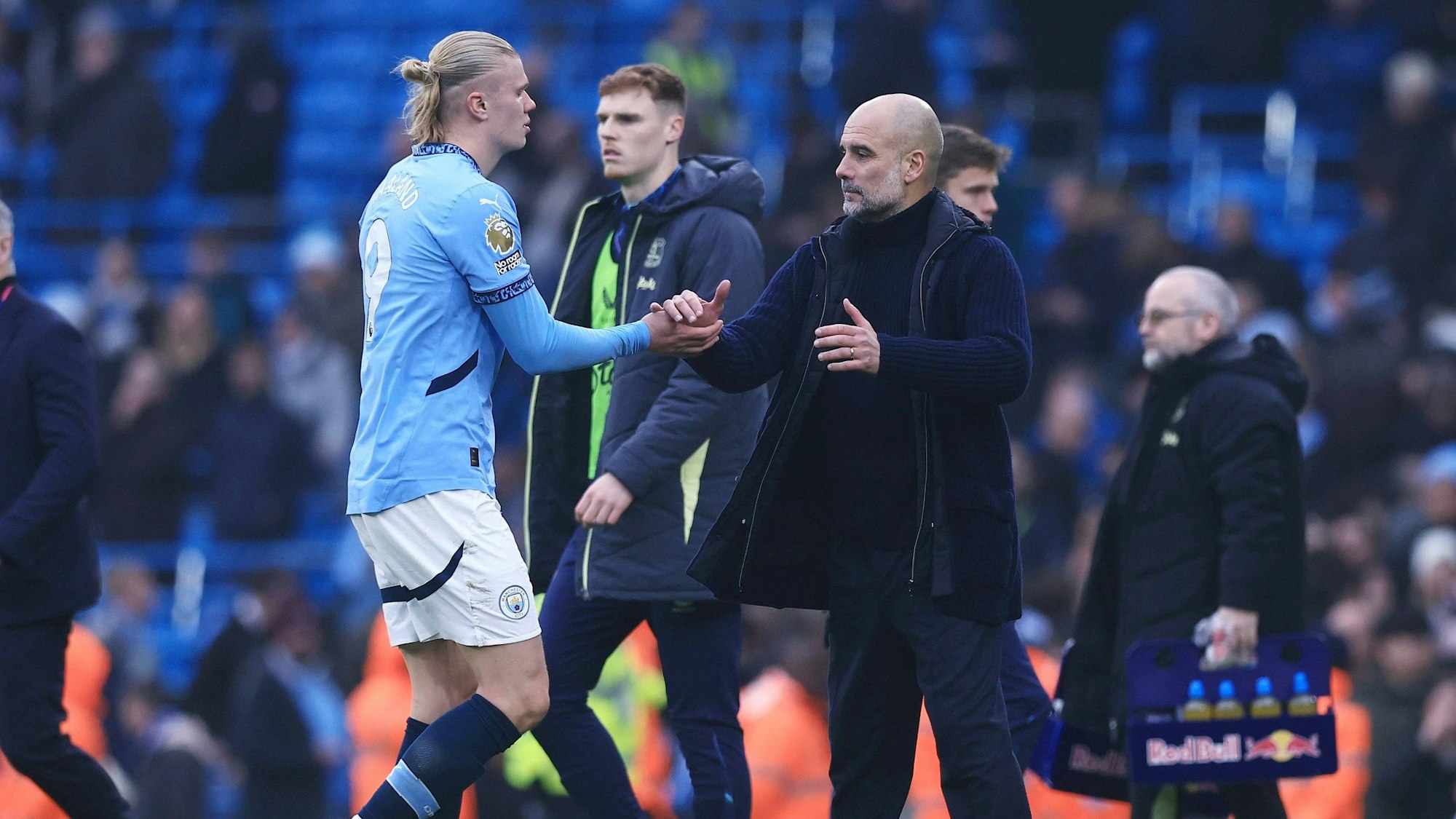 Pep Guardiola gibt seinem Torjäger Erling Haaland die Hand.