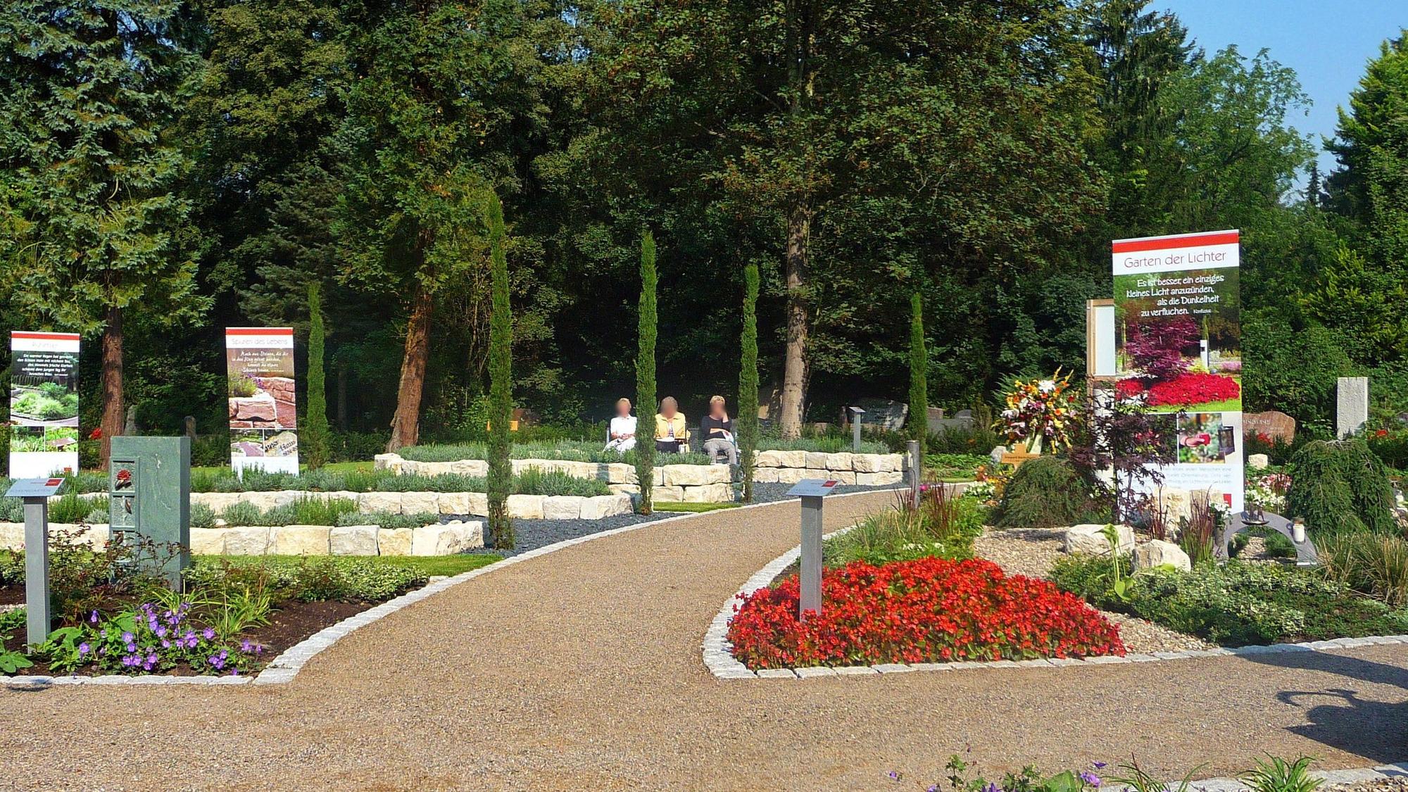 Blick auf eine gepflegte gartenähnliche Grabanlage mit blühenden Blumen