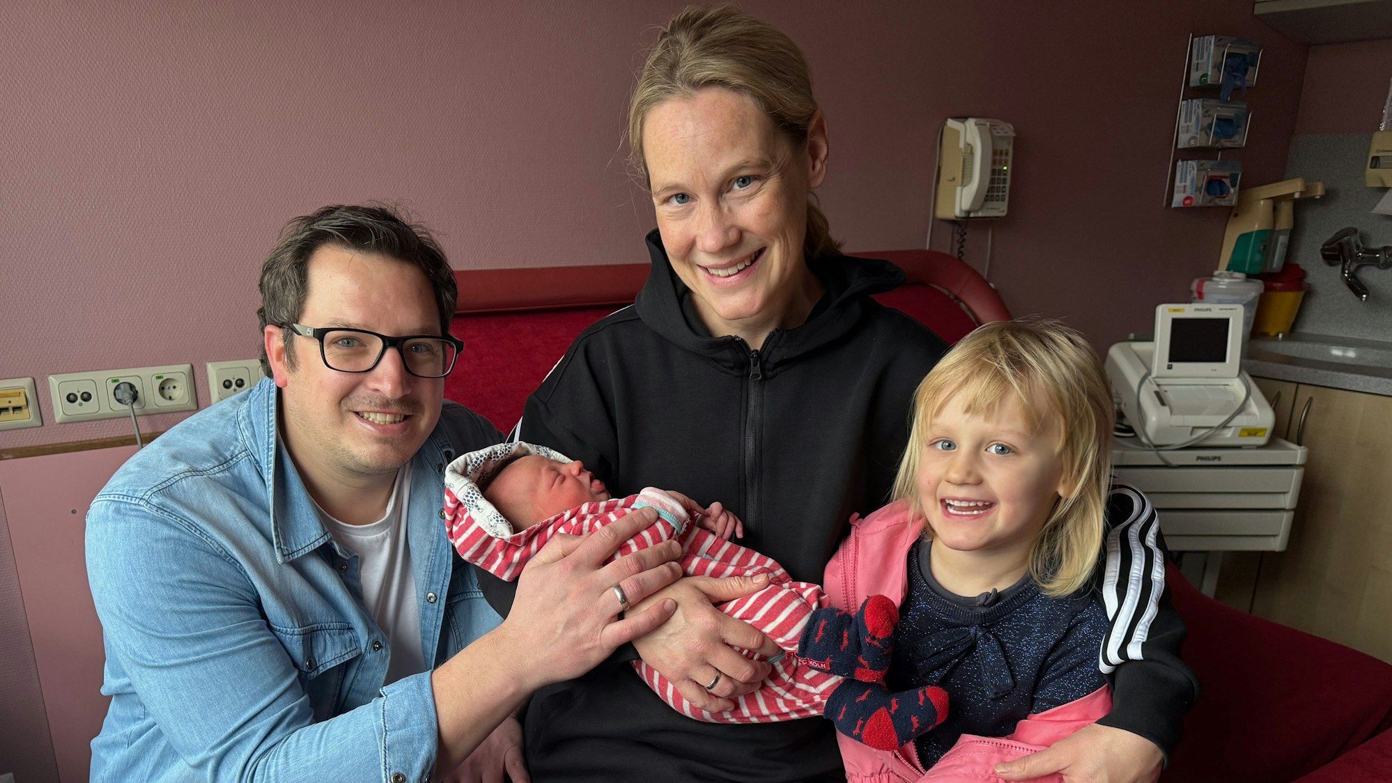 Der Neugeborene Keno, seine Eltern und seine Schwester sind zu sehen.