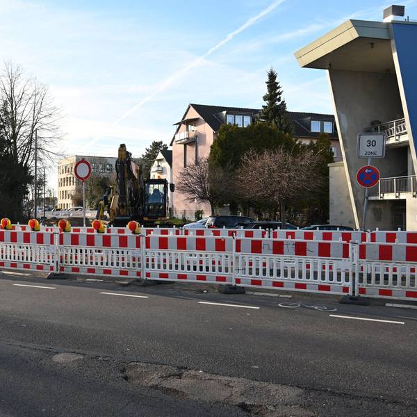 Das Foto zeigt eine Baustellen-Absperrung in Kerpen.
