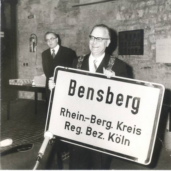 Bürgermeister Müller-Frank mit Ortsschild Bensberg in der letzten Ratssitzung des Rates der Stadt Bensberg im Ratssaal in Bensberg 18. Dezember 1974.