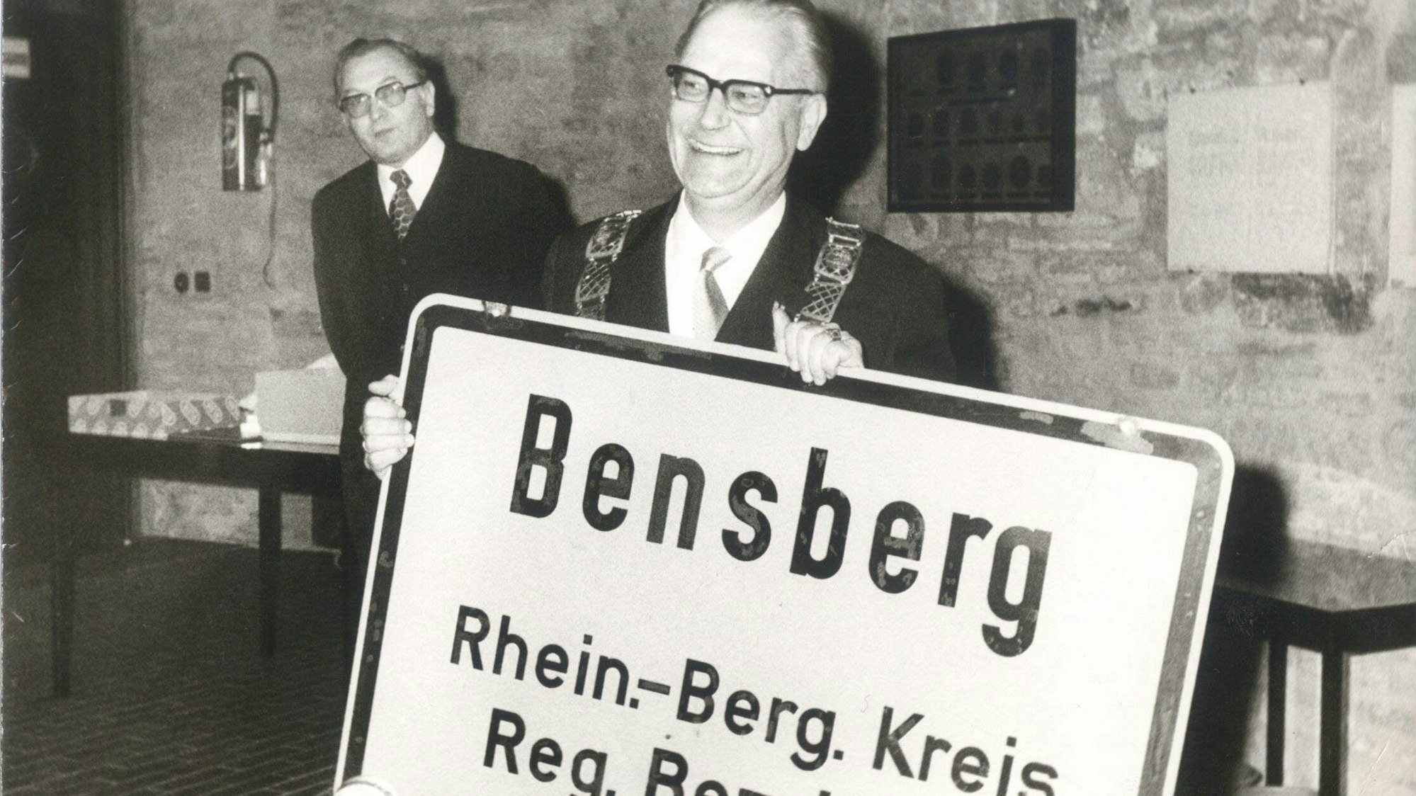 Bürgermeister Müller-Frank mit Ortsschild Bensberg in der letzten Ratssitzung des Rates der Stadt Bensberg im Ratssaal in Bensberg 18. Dezember 1974.