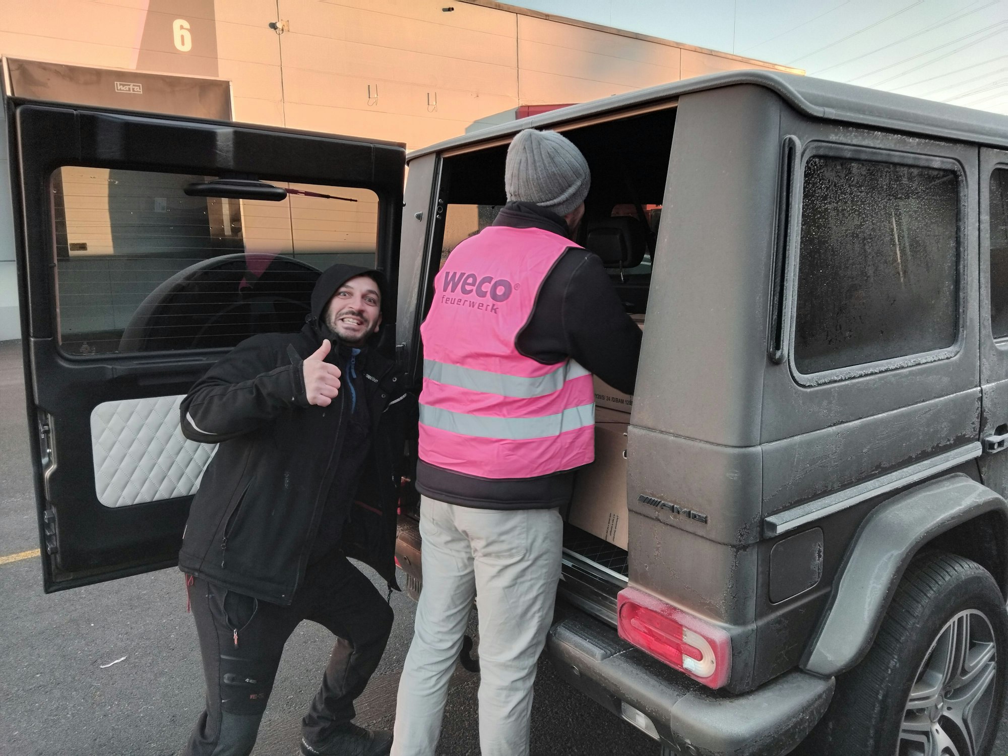 Zwei Männer an einem Jeep.