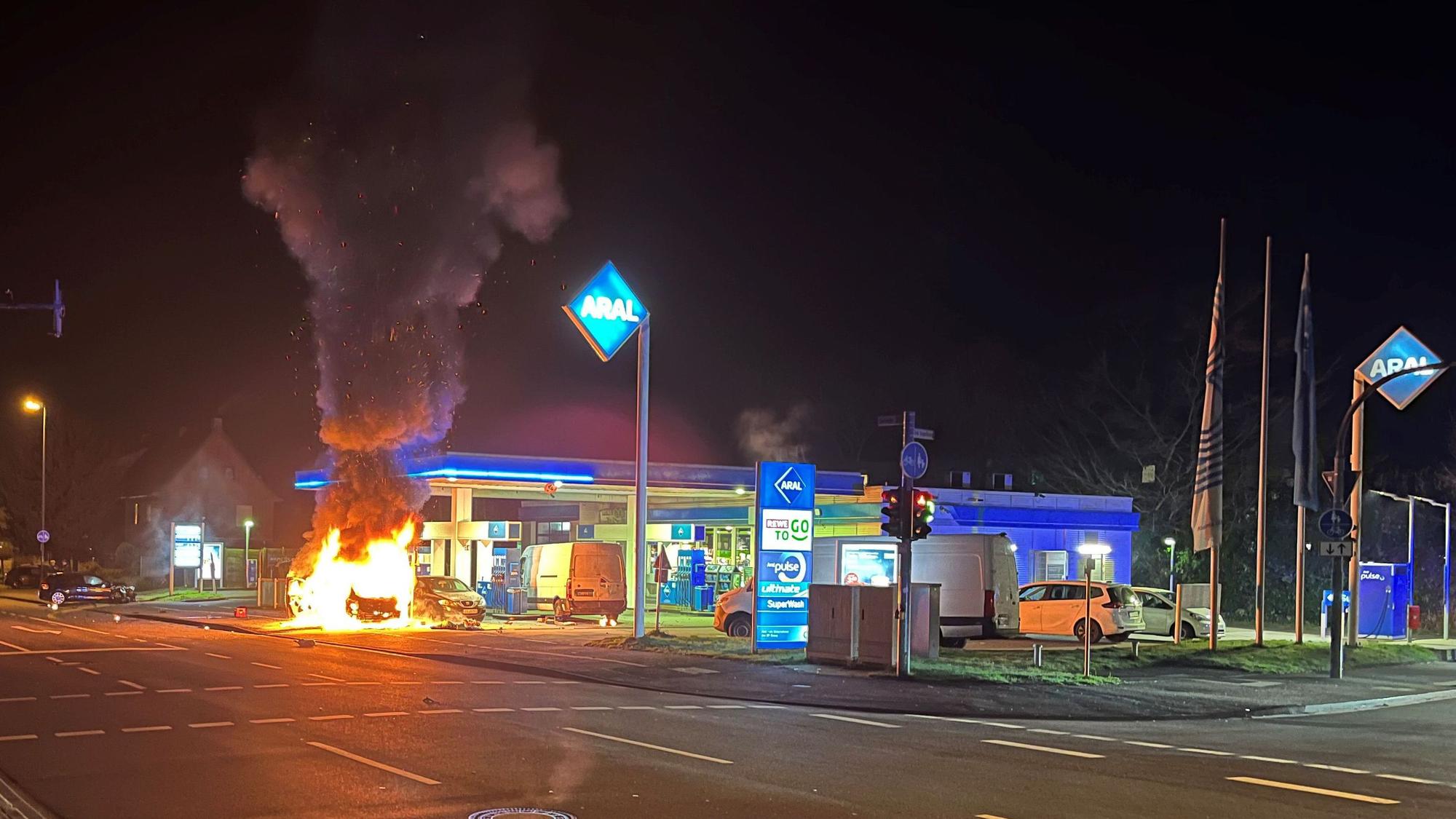 In der Nacht auf Samstag brannte es in Rheindorf an der Solinger Straße an der Aral-Tankstelle.