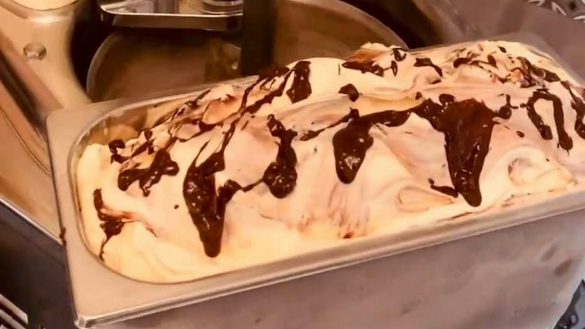 Zu sehen ist eine Schale aus Metall, die mit Eis gefüllt ist.