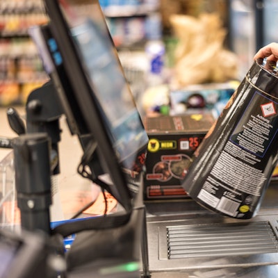 An der Kasse eines Supermarktes wird Feuerwerk über das Band gezogen und gescannt.