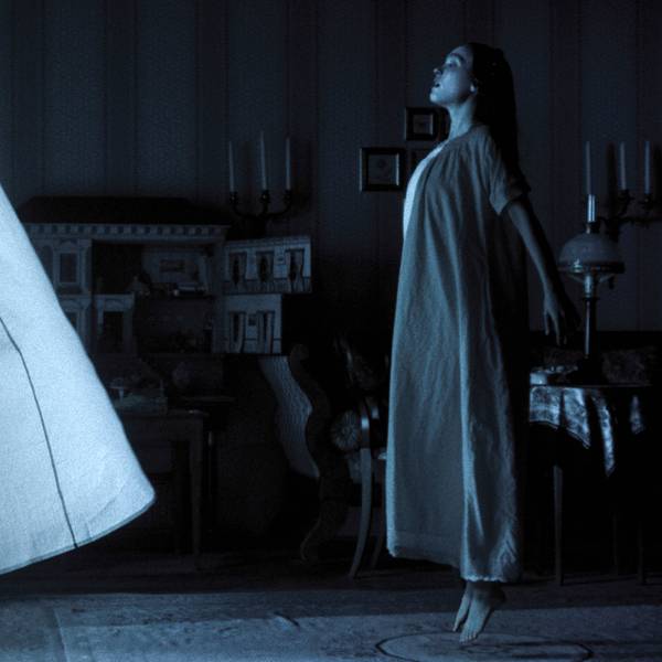 Lily-Rose Depp scheint in einer blau getünchten Szene über dem Boden zu schweben. Im wehenden Vorhang des offenen Fensters erkennt man die Silhouette des Vampirs Nosferatu.