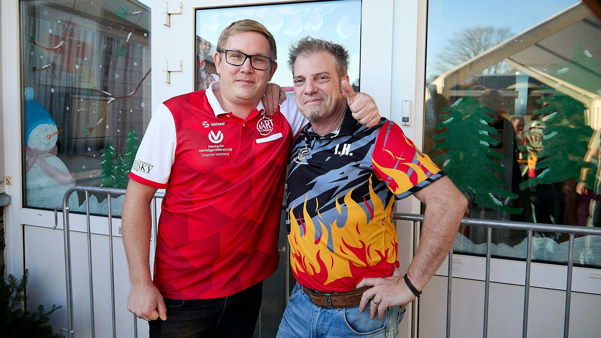 Andreas Ehkirch und Ingo Höger sind zwei der vier Organisatoren der Eifeler Dartsliga