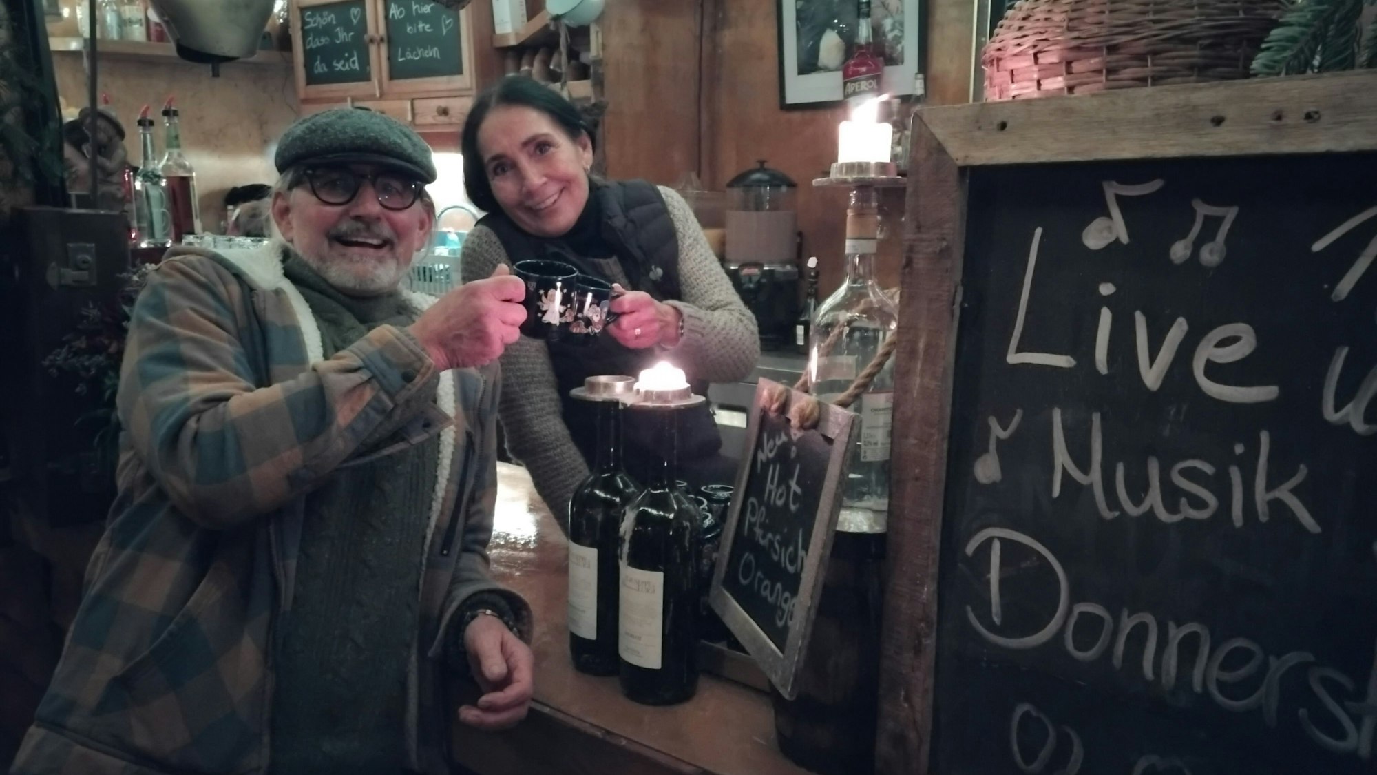 Eine Frau und ein Mann an einem Glühweinstand