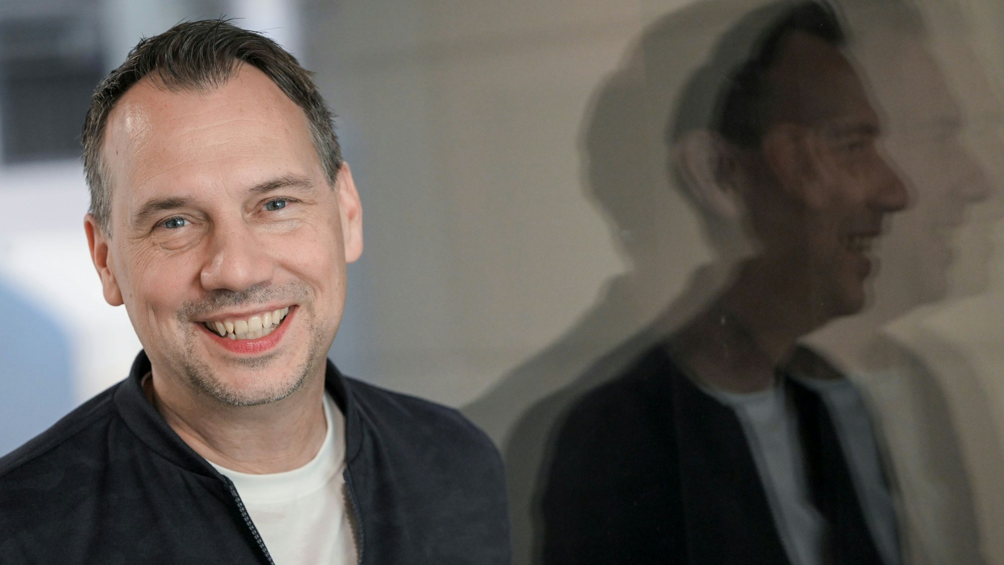 ARCHIV - 04.09.2023, Berlin: Der Bestseller-Autor Sebastian Fitzek bei einem dpa-Interview zu seinem neuen Buch ·Die Einladung·. (zu dpa: «Was das Literatur-Frühjahr verspricht») Foto: Jens Kalaene/dpa +++ dpa-Bildfunk +++
