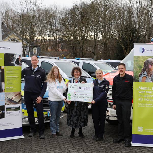 Mit einer Charity-Aktion engagierten sich Polizei und Feuerwehr in Rhein-Berg zugunsten der Familienhörbuch gGmbH. Bei einer Spendenübergabe trafen sich (v.l.) Polizeisprecher Christian Tholl, Carina Höfelmanns (Pressestelle Kreispolizei), Judith Grümmer (Familienhörbuch gGmbH), Polizeisprecherin Tanja Höller und Felix Müller von der Feuerwehr Bergisch Gladbach.