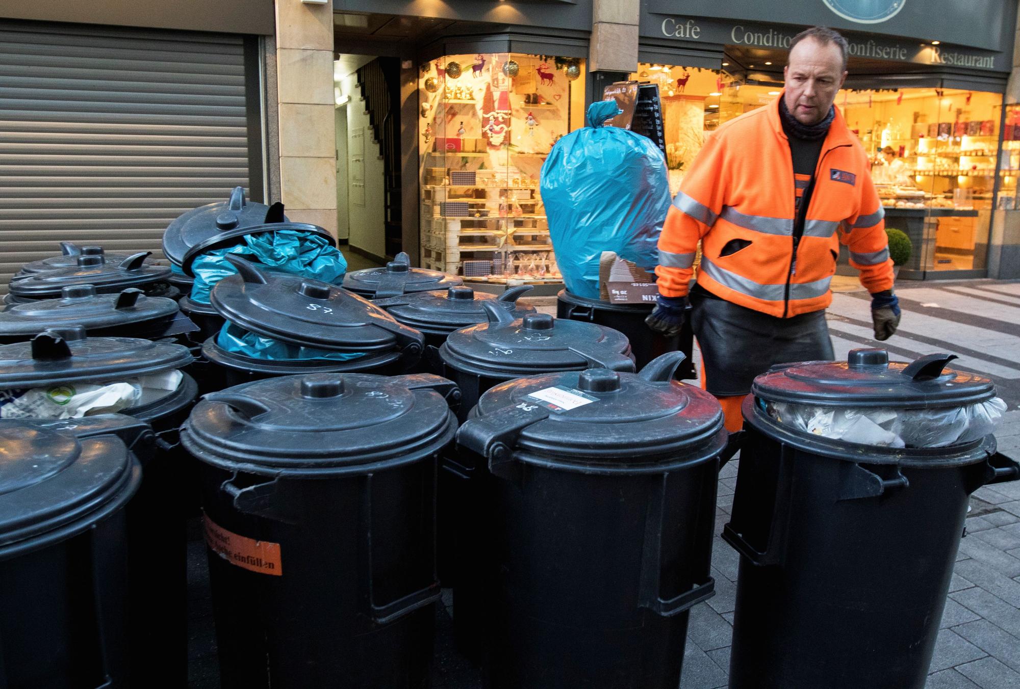 Reportage über die Arbeit der Müllabfuhr der AWB im Bereich der Innenstadt.
Köln
20161230
copyright : Michael Bause
Veröffentlichung nur nach Absprache / Belegexemplar erbeten.
Michael Bause
0221 / 4856057
0172 / 6994995
www.bause-photography.de
Veröffentlichung nur nach Absprache mit dem Urheber!