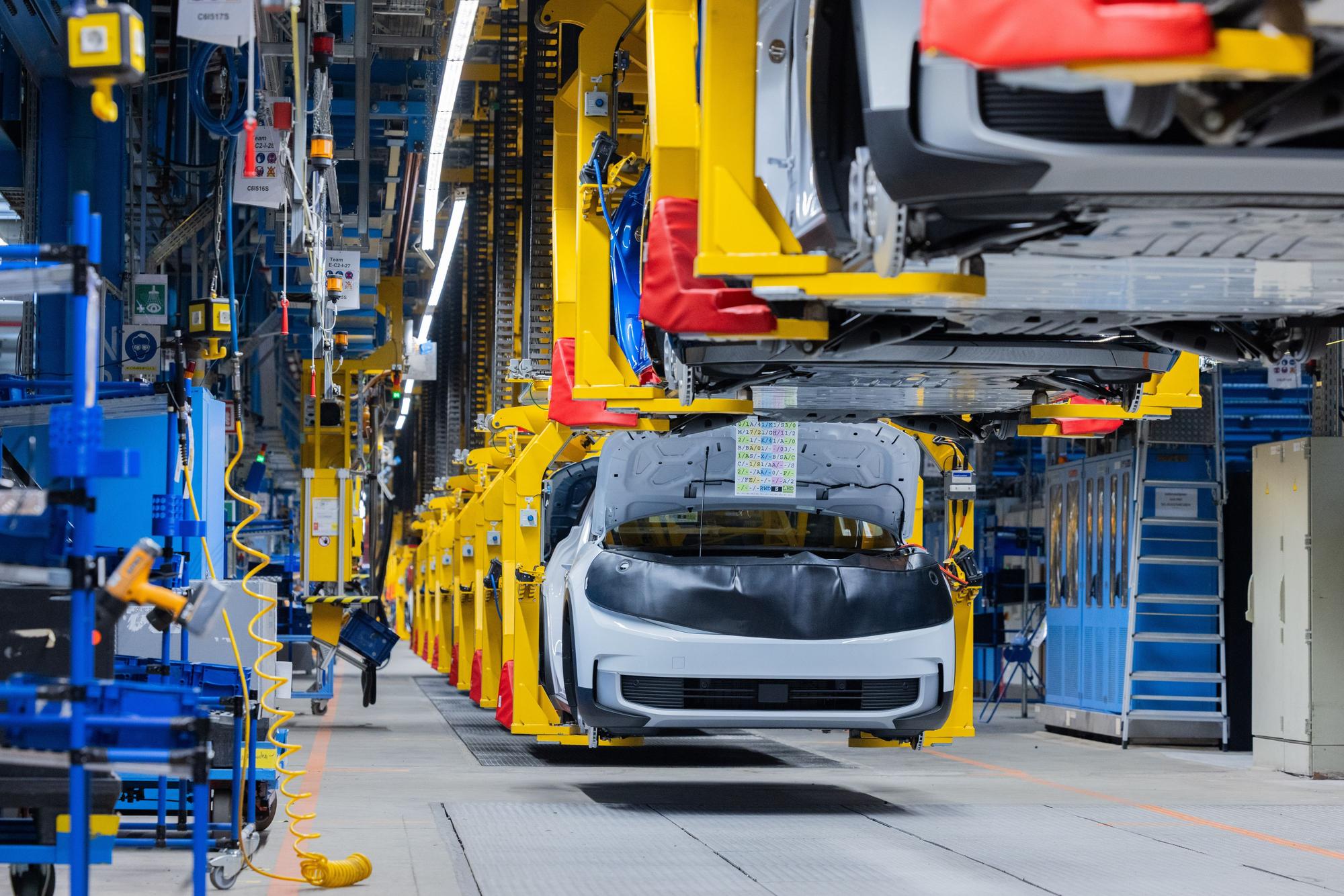Ford Elektroautos vom Typ Explorer stehen beim Produktionsstart in der Halle. Es ist das erste Elektroauto von Ford aus Europa. In den Kölner Produktionsstandort wurden rund zwei Milliarden Euro investiert. +++ dpa-Bildfunk +++