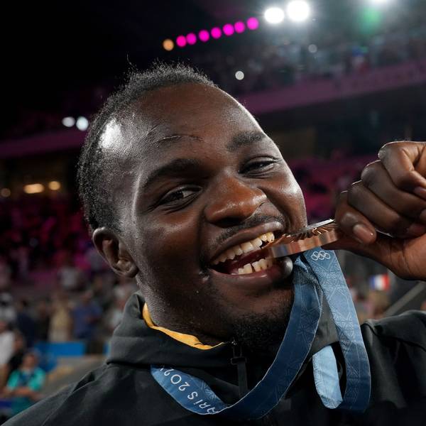 Nelvie Tiafack jubelt mit seiner Bronzemedaille.