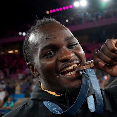 ARCHIV - 10.08.2024, Frankreich, Paris: Olympia, Paris 2024, Männer, +92kg, Deutschlands Nelvie Tiafack jubelt mit seiner Bronzemedaille. (zu dpa: «Würschtl bis Parmesansuppe: Was Sportstars Weihnachten essen») Foto: Marcus Brandt/dpa +++ dpa-Bildfunk +++