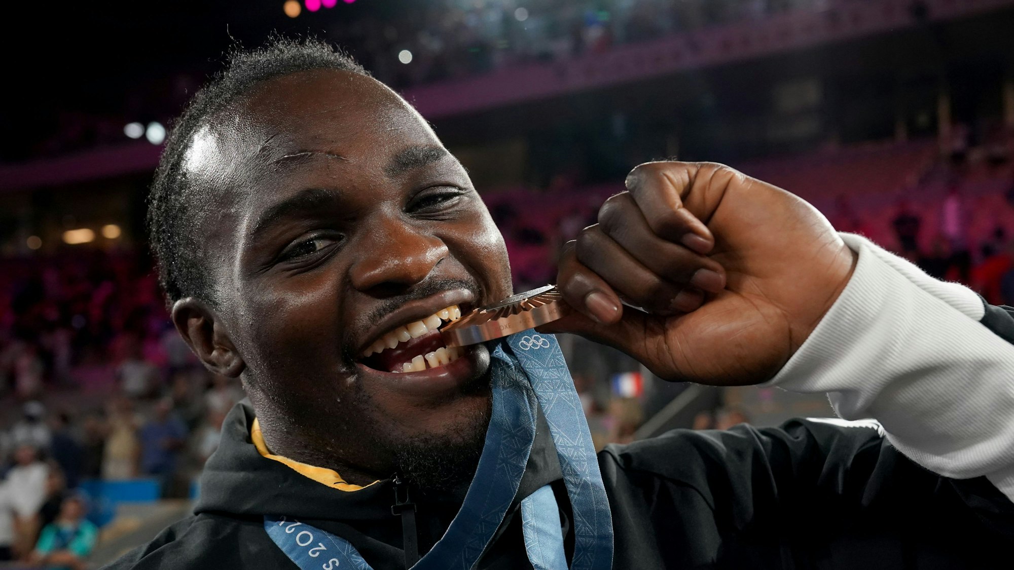 ARCHIV - 10.08.2024, Frankreich, Paris: Olympia, Paris 2024, Männer, +92kg, Deutschlands Nelvie Tiafack jubelt mit seiner Bronzemedaille. (zu dpa: «Würschtl bis Parmesansuppe: Was Sportstars Weihnachten essen») Foto: Marcus Brandt/dpa +++ dpa-Bildfunk +++