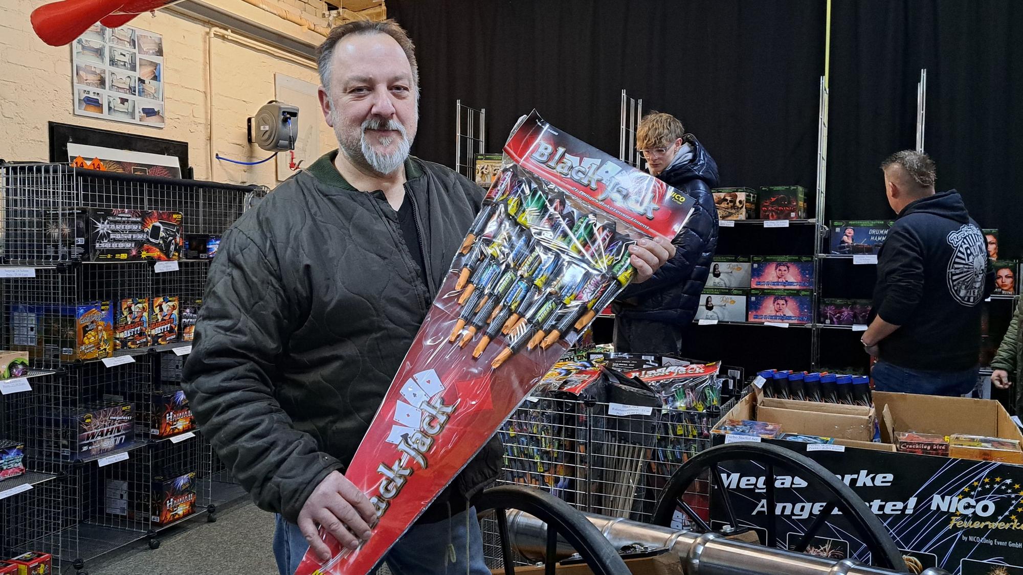 Das Foto zeigt den Pyrotechniker Ingo Zobel in seinem Geschäft.