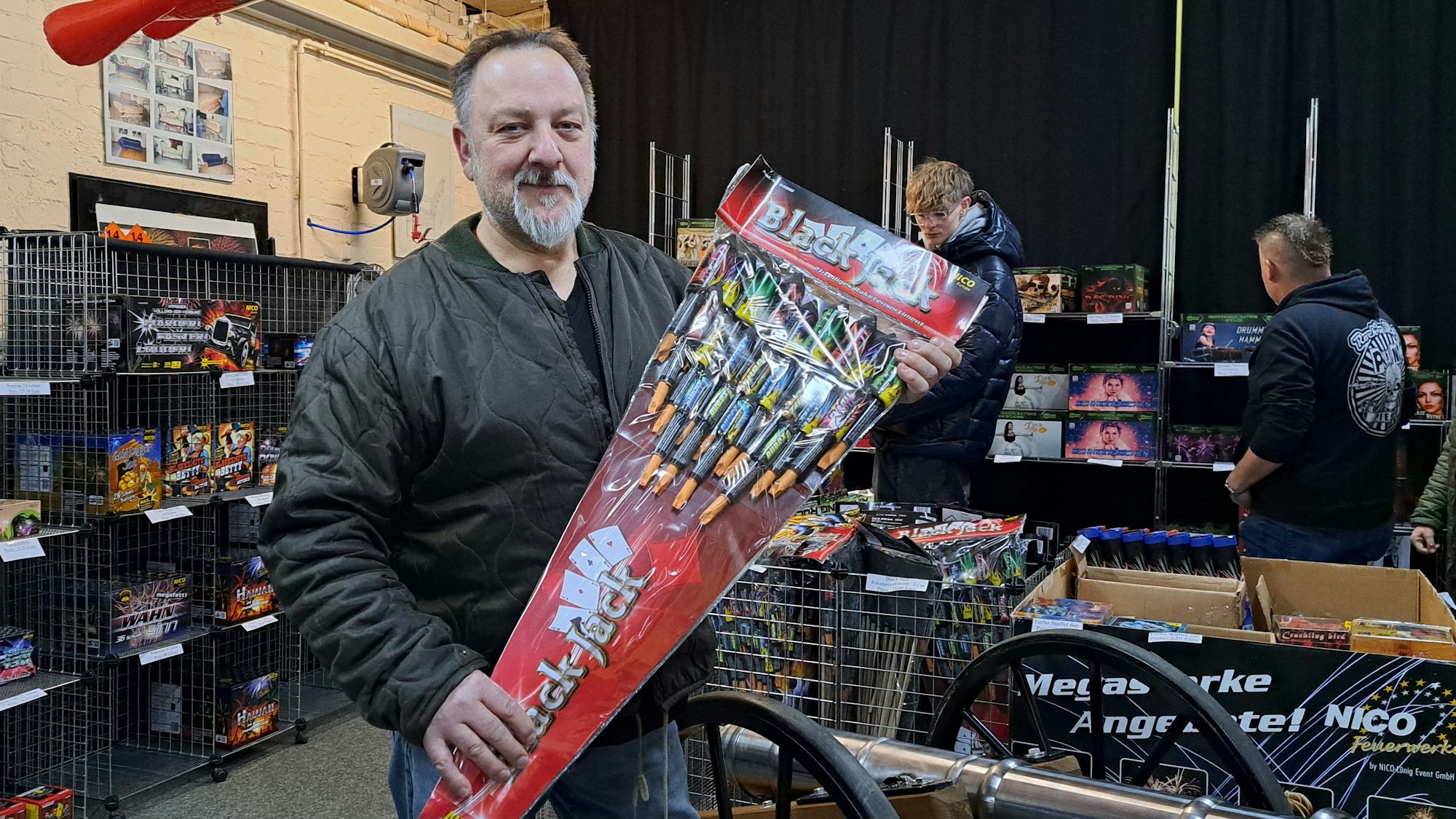 Das Foto zeigt den Pyrotechniker Ingo Zobel in seinem Geschäft.