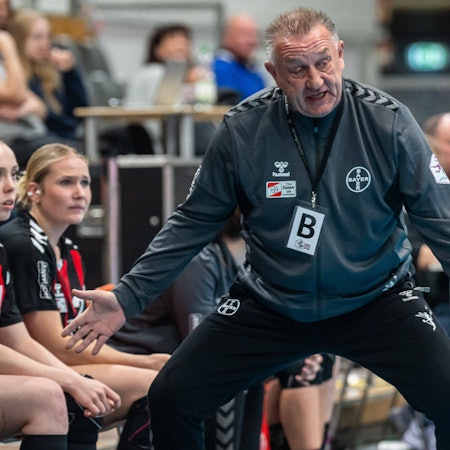Michael Biegler, Cheftrainer TSV Bayer 04 Leverkusen ist fassungslos, TSV Bayer 04 Leverkusen vs. Frisch Auf Goeppingen, Handball, 1. Bundesliga, Spielzeit 2024/2025, 09.11.2024 TSV Bayer 04 Leverkusen vs. Frisch Auf Goeppingen, Handball, 1. Bundesliga, Spielzeit 2024/2025, 09.11.2024 Leverkusen *** Michael Biegler, Head Coach TSV Bayer 04 Leverkusen is stunned, TSV Bayer 04 Leverkusen vs Frisch Auf Goeppingen, Handball, 1 Bundesliga, Season 2024 2025, 09 11 2024 TSV Bayer 04 Leverkusen vs Frisch Auf Goeppingen, Handball, 1 Bundesliga, Season 2024 2025, 09 11 2024 Leverkusen Copyright: xMichaelxSchmidt/Eibner-Pressefotx EP_MST