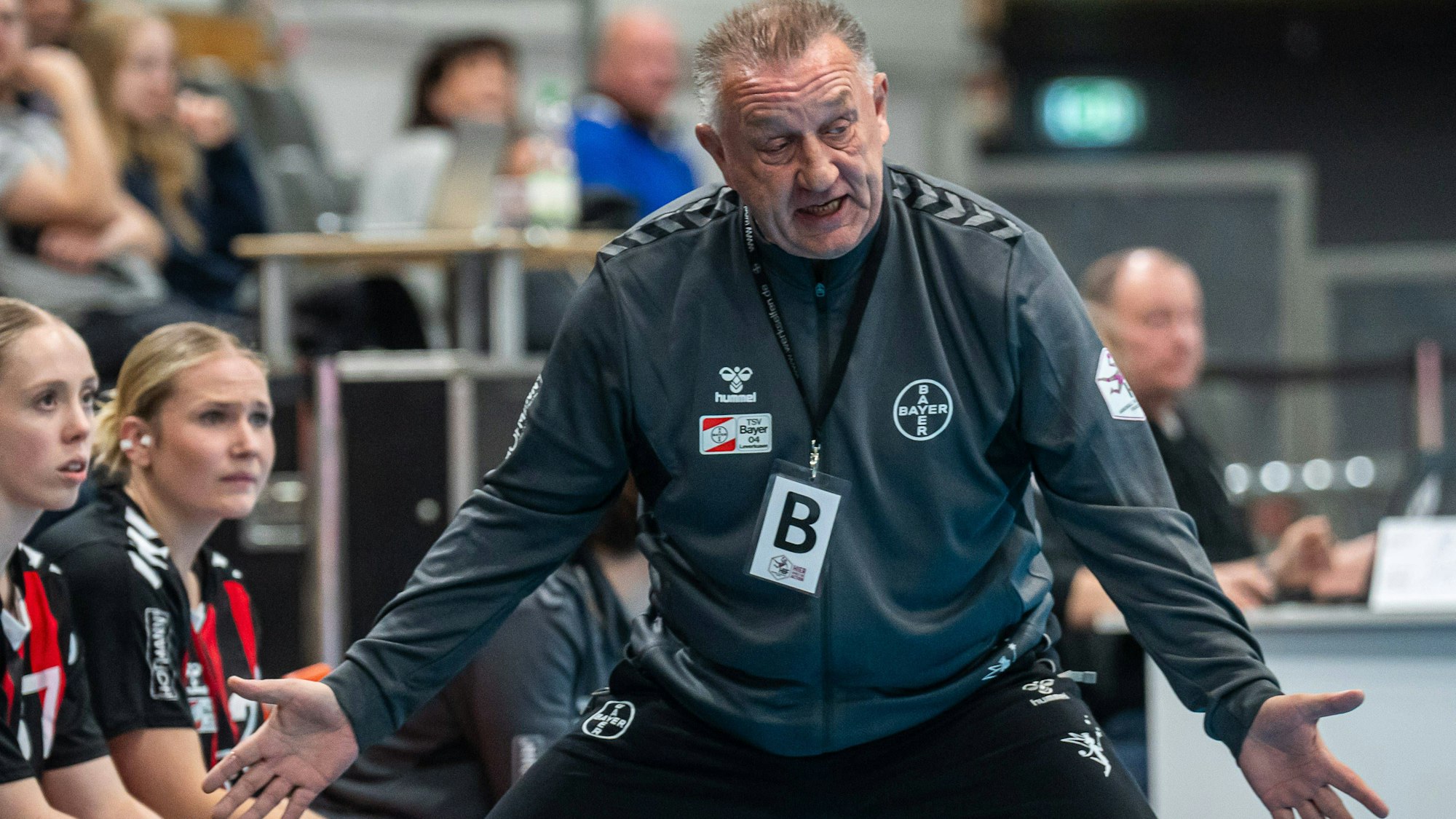 Michael Biegler, Cheftrainer TSV Bayer 04 Leverkusen ist fassungslos, TSV Bayer 04 Leverkusen vs. Frisch Auf Goeppingen, Handball, 1. Bundesliga, Spielzeit 2024/2025, 09.11.2024 TSV Bayer 04 Leverkusen vs. Frisch Auf Goeppingen, Handball, 1. Bundesliga, Spielzeit 2024/2025, 09.11.2024 Leverkusen *** Michael Biegler, Head Coach TSV Bayer 04 Leverkusen is stunned, TSV Bayer 04 Leverkusen vs Frisch Auf Goeppingen, Handball, 1 Bundesliga, Season 2024 2025, 09 11 2024 TSV Bayer 04 Leverkusen vs Frisch Auf Goeppingen, Handball, 1 Bundesliga, Season 2024 2025, 09 11 2024 Leverkusen Copyright: xMichaelxSchmidt/Eibner-Pressefotx EP_MST