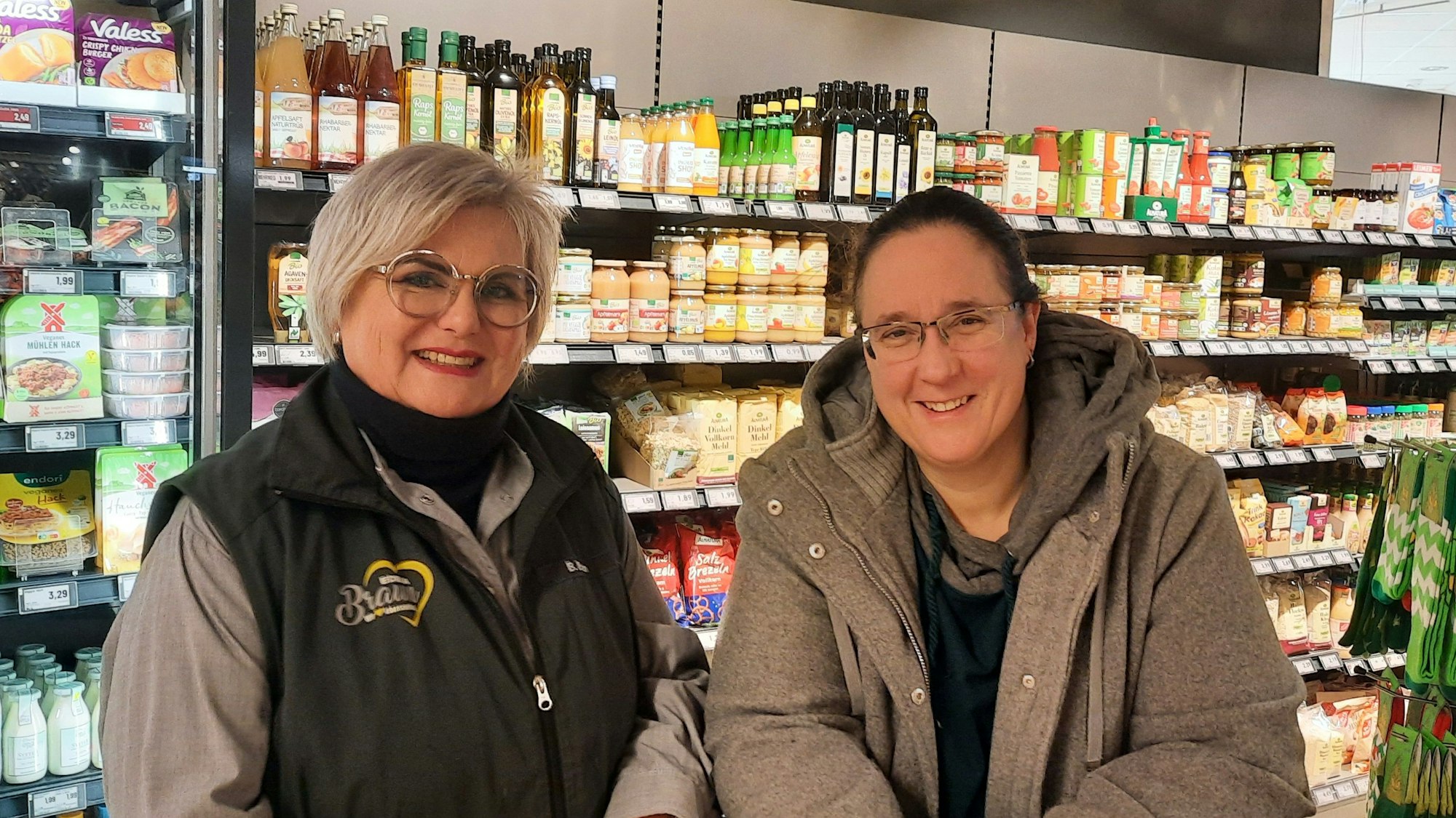 Edeka-Inhaberin Birgit Braun im Gespräch über die Aktion mit Kundin Bärbel Kullick.