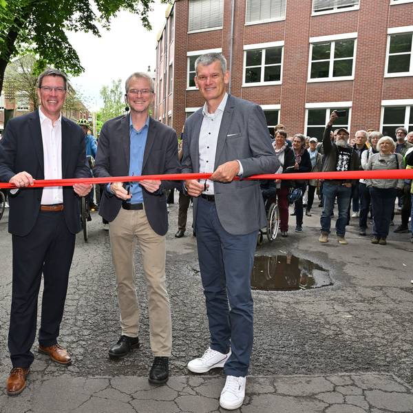 Der Fuß- und Radweg durch das Zanders-Gelände wird eröffnet - für Bürgermeister Frank Stein (2.v.r.) ein Erfolg.