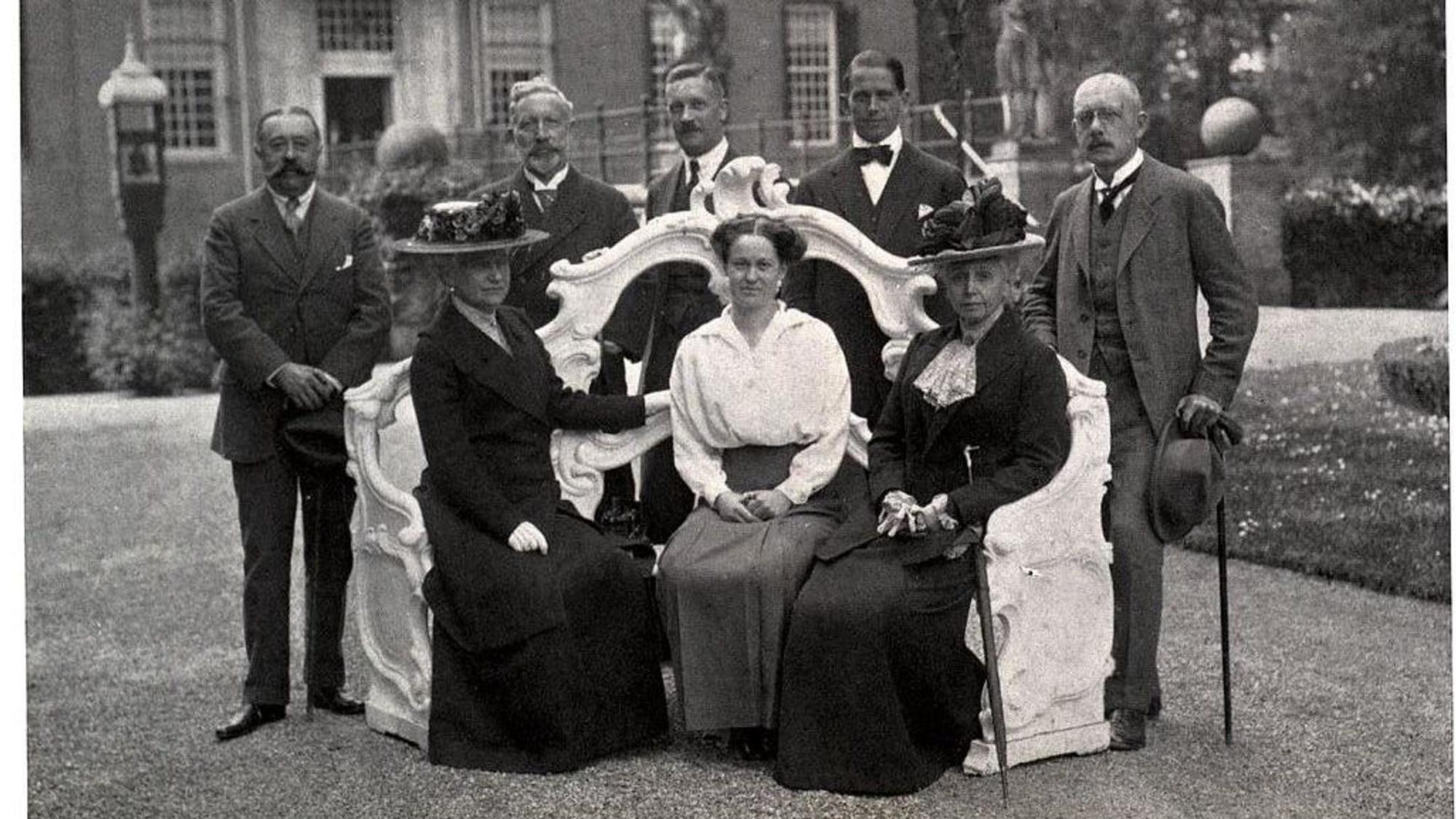 Gruppenbild aus dem Tagebuchband mit Kaiser Wilhelm II. und Alfred Haehner